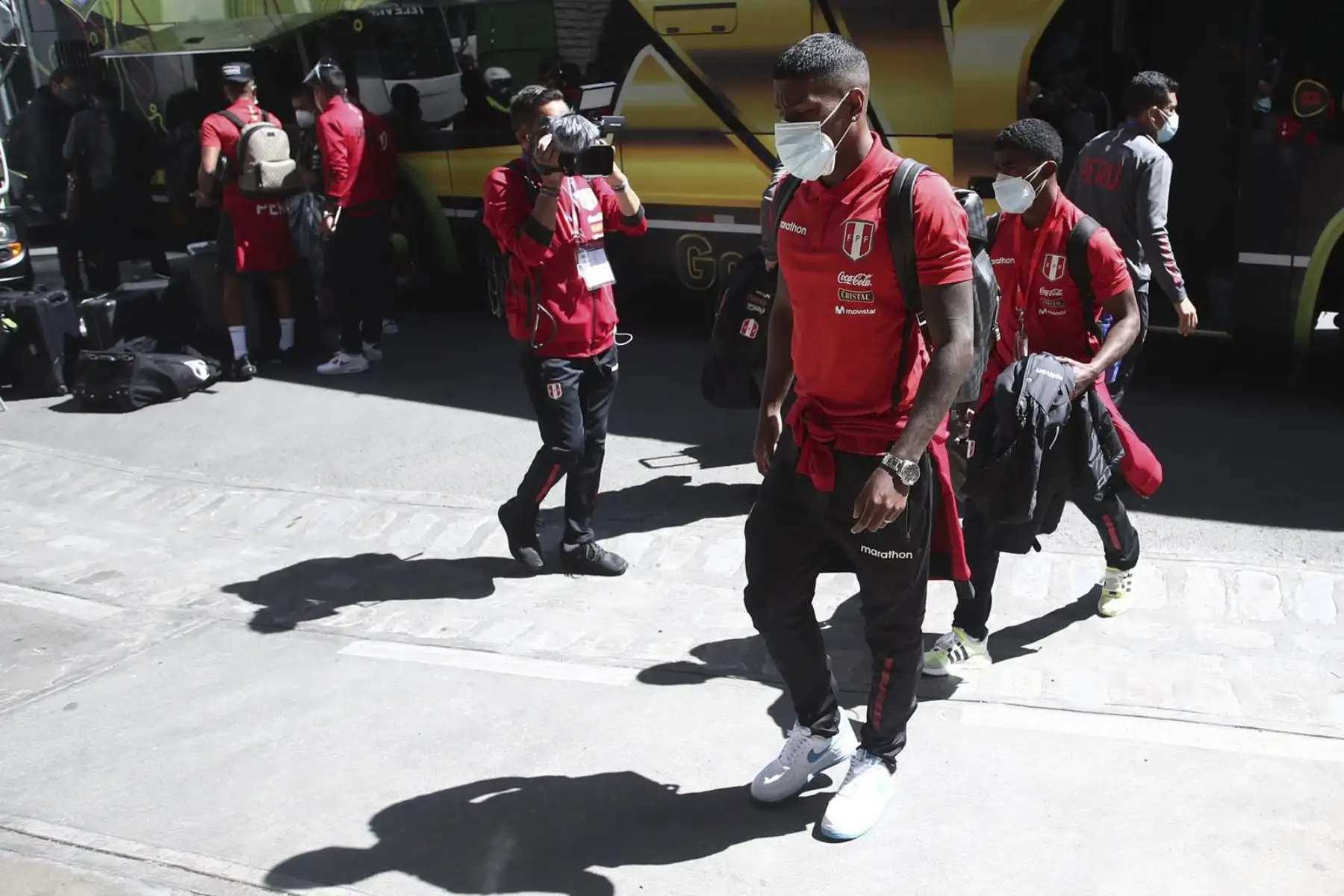 Miguel Araujo de la Selección peruana llega al Estadio Hernando Siles, en la Paz, para enfrentar esta tarde a Bolivia por las Eliminatorias Qatar 2022. Foto: FPF