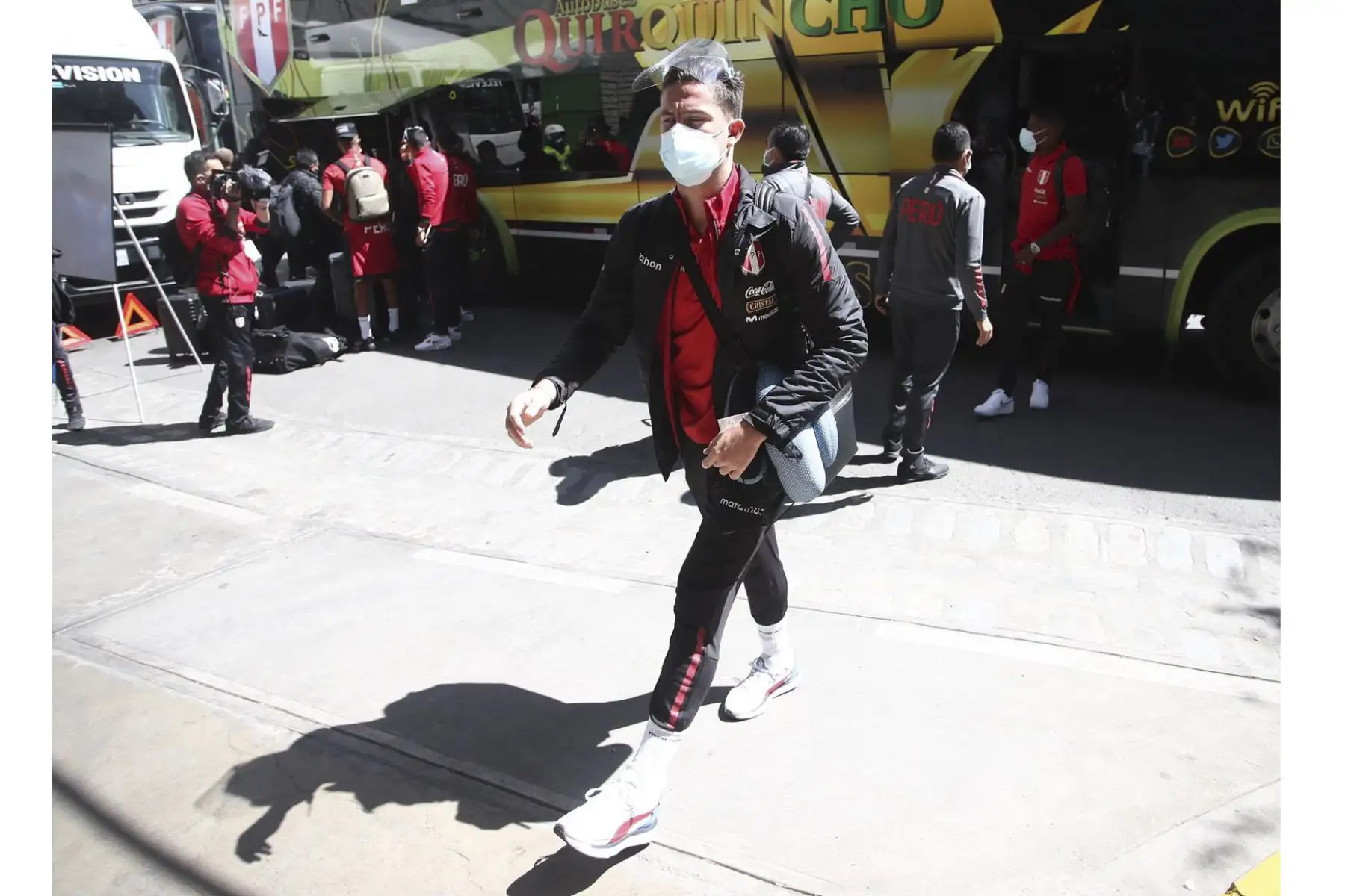 Santiago Ormeño de la Selección peruana llega al Estadio Hernando Siles, en la Paz, para enfrentar esta tarde a Bolivia por las Eliminatorias Qatar 2022. Foto: FPF