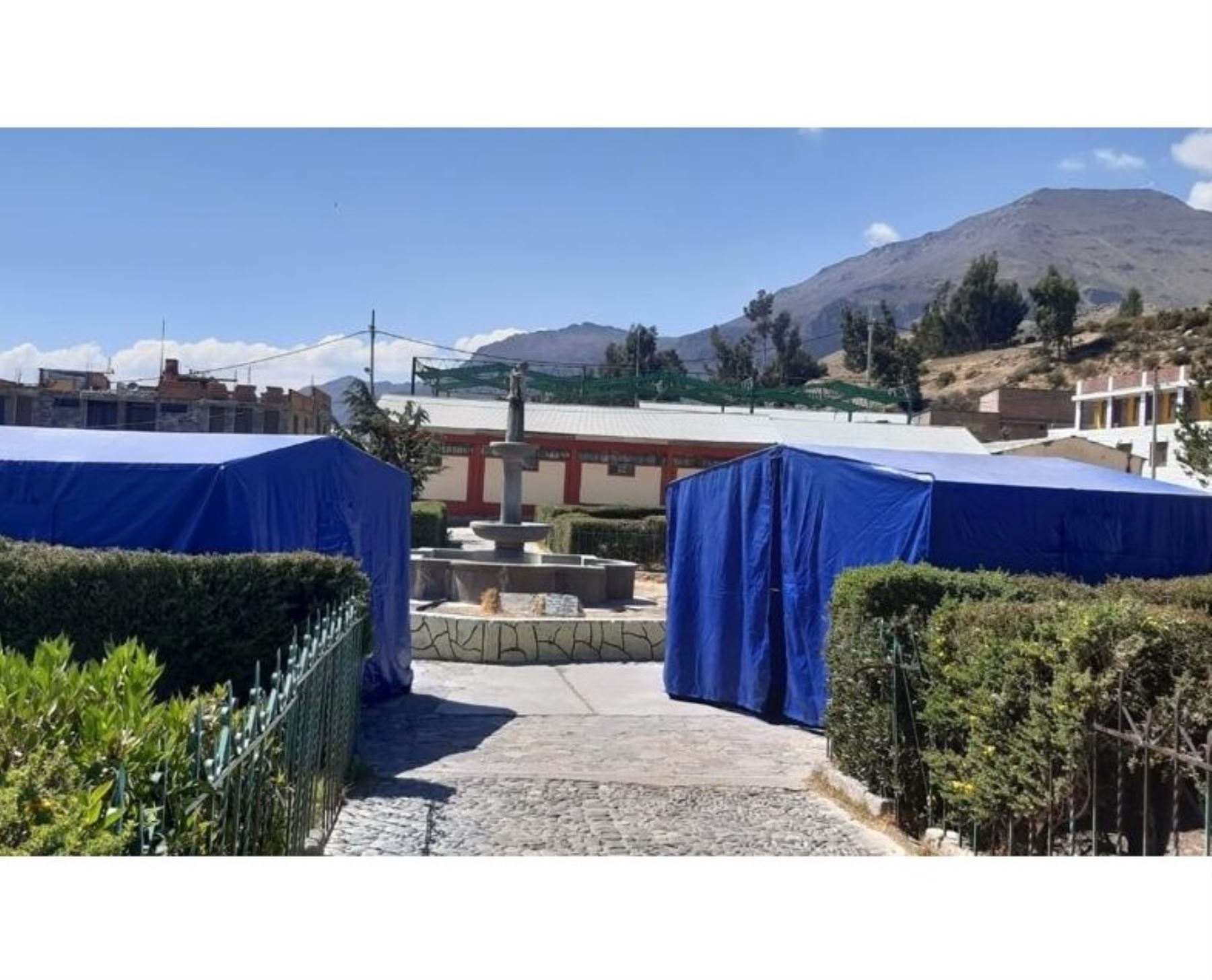 COER Arequipa instala carpas en la plaza principal del centro poblado de Pinchollo. uno de los más afectados por continuos sismos que se registran desde el viernes 8 en el distrito de Cabanaconde, provincia de Caylloma. ANDINA/Difusión