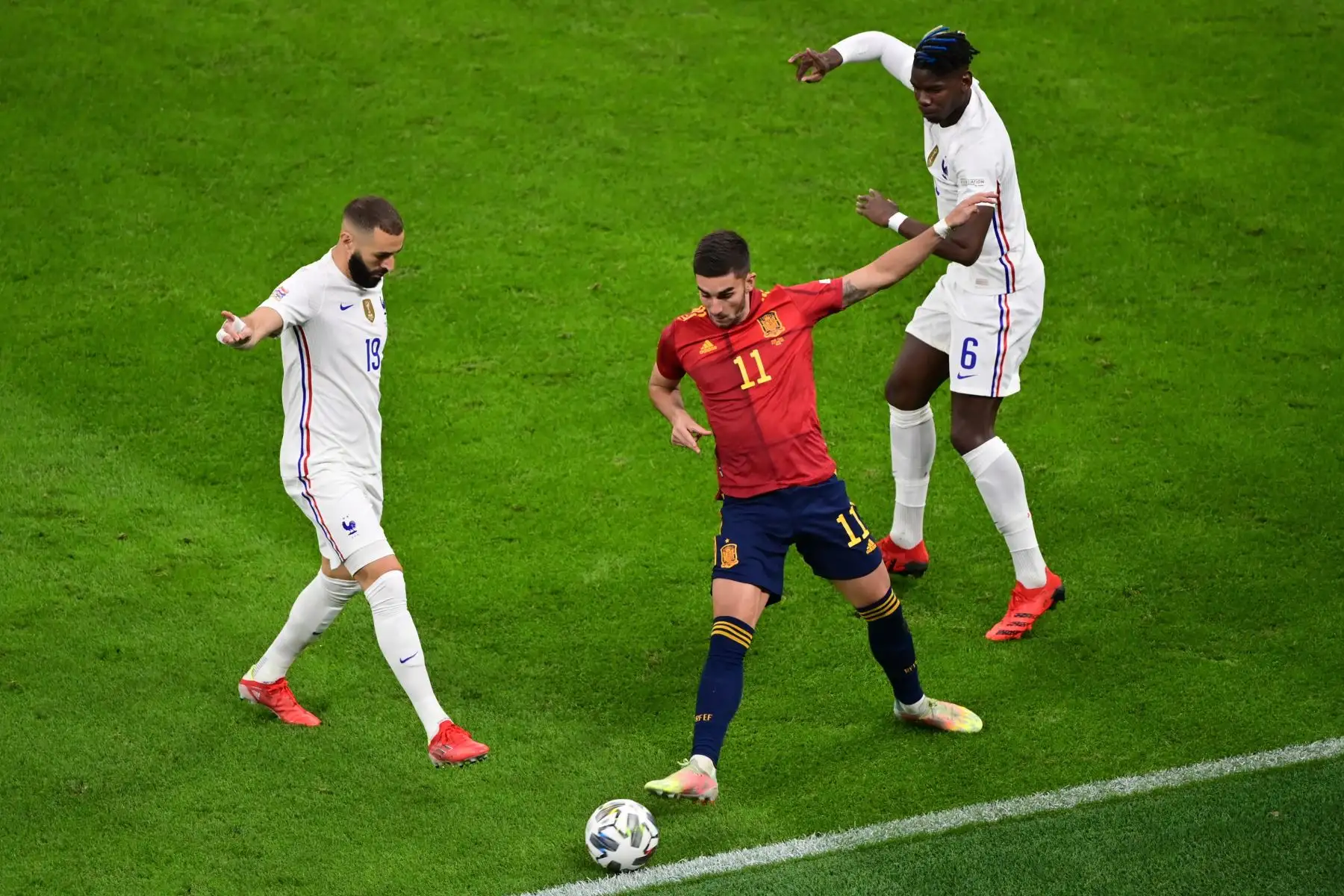 El español Ferran Torres en acción contra los franceses Karim Benzema y Paul Pogba durante la final de la UEFA Nations League. Foto: EFE