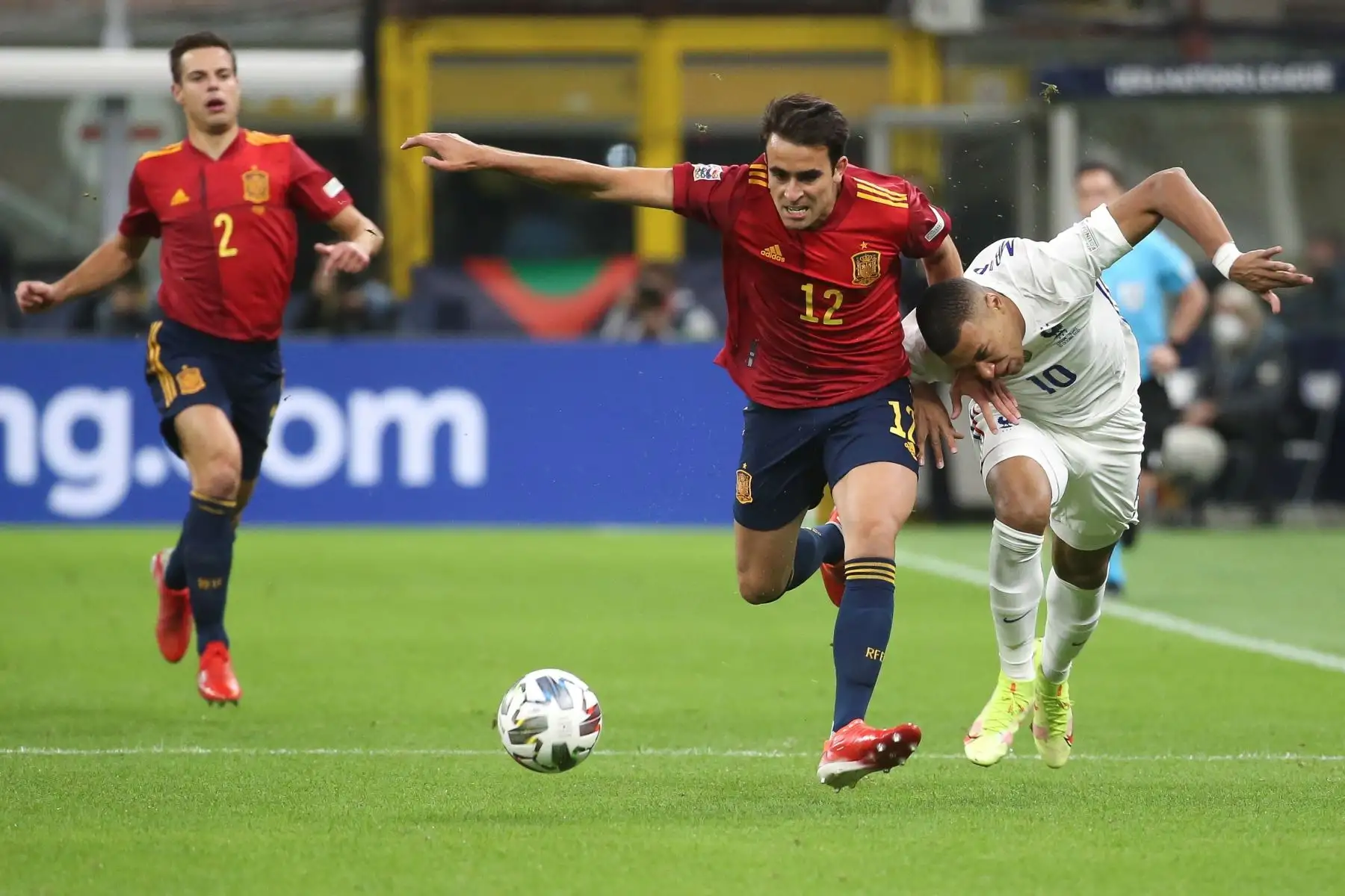 El español Eric García en acción contra el francés Kylian Mbappé durante la final de la Liga de Naciones de la UEFA en Milán, Italia. Foto: EFE