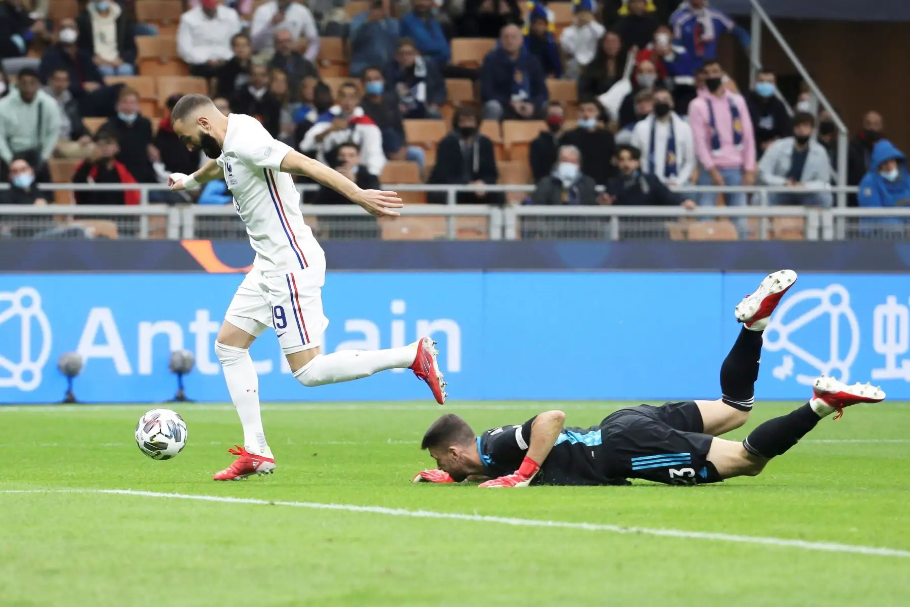 El francés Karim Benzema en acción contra el portero español Unai Simon durante la final de la UEFA Nations League. Foto: EFE