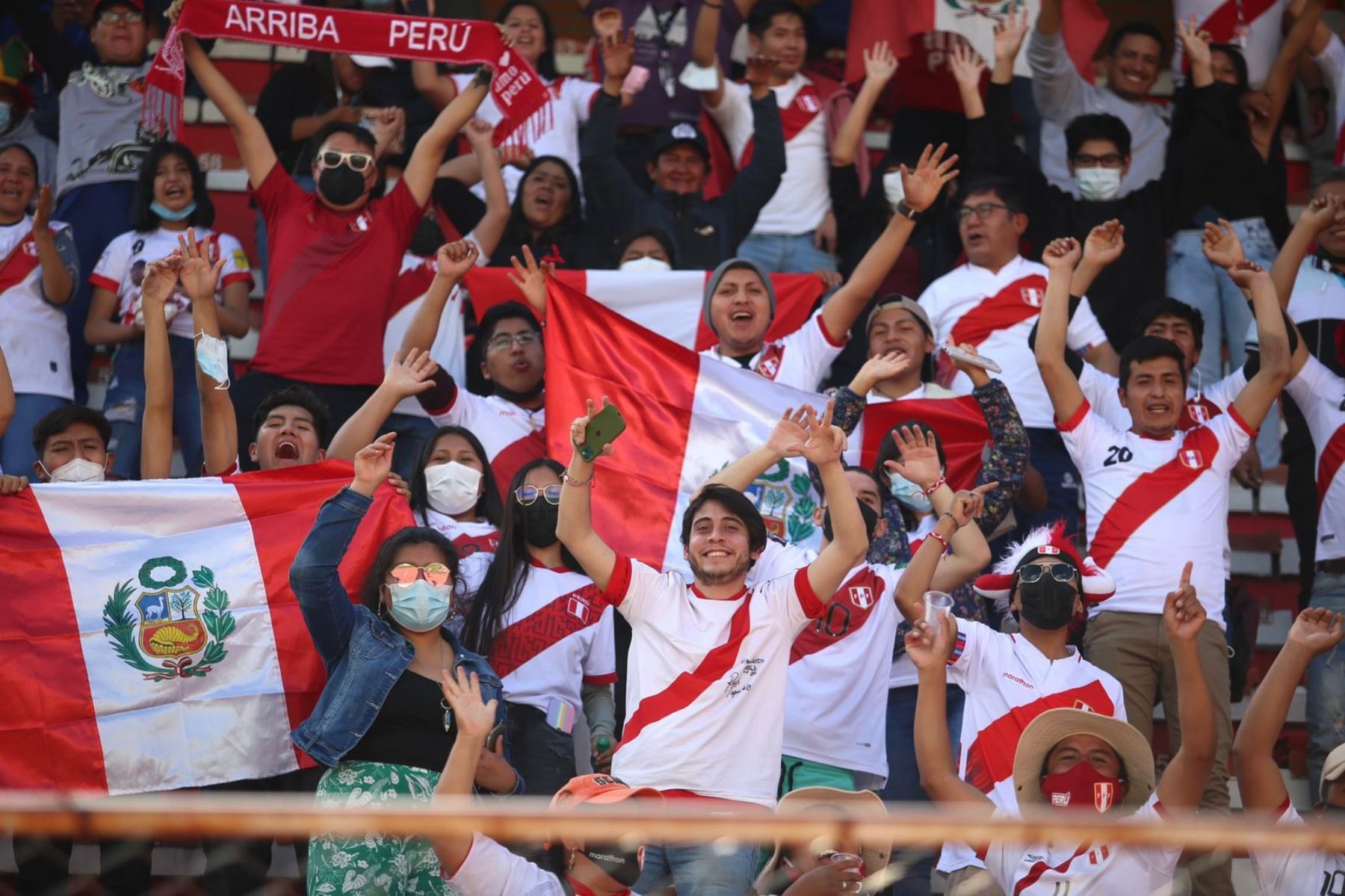Hinchas peruanos vibran en el estadio Hernando Siles de La Paz