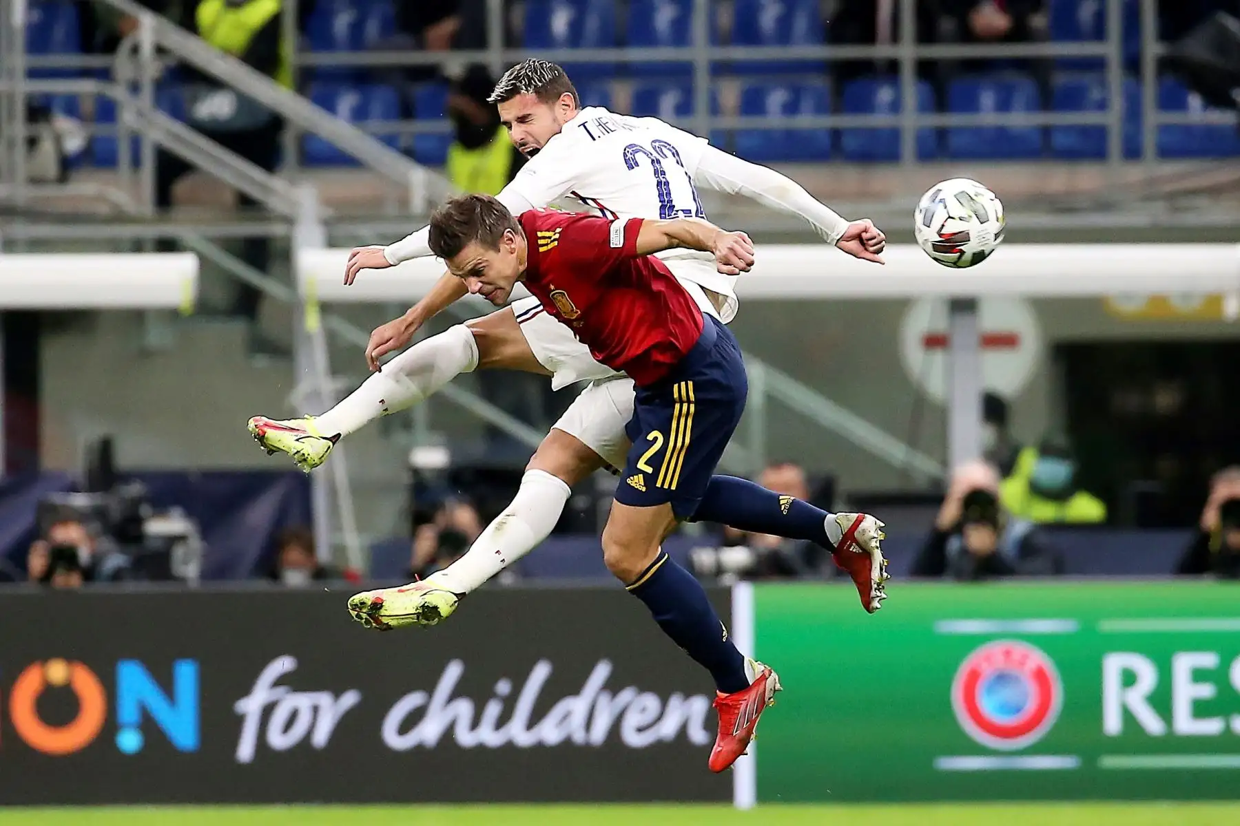 El francés Theo Hernandez en acción contra el español César Azpilicueta durante la final de la UEFA Nations League. Foto: EFE