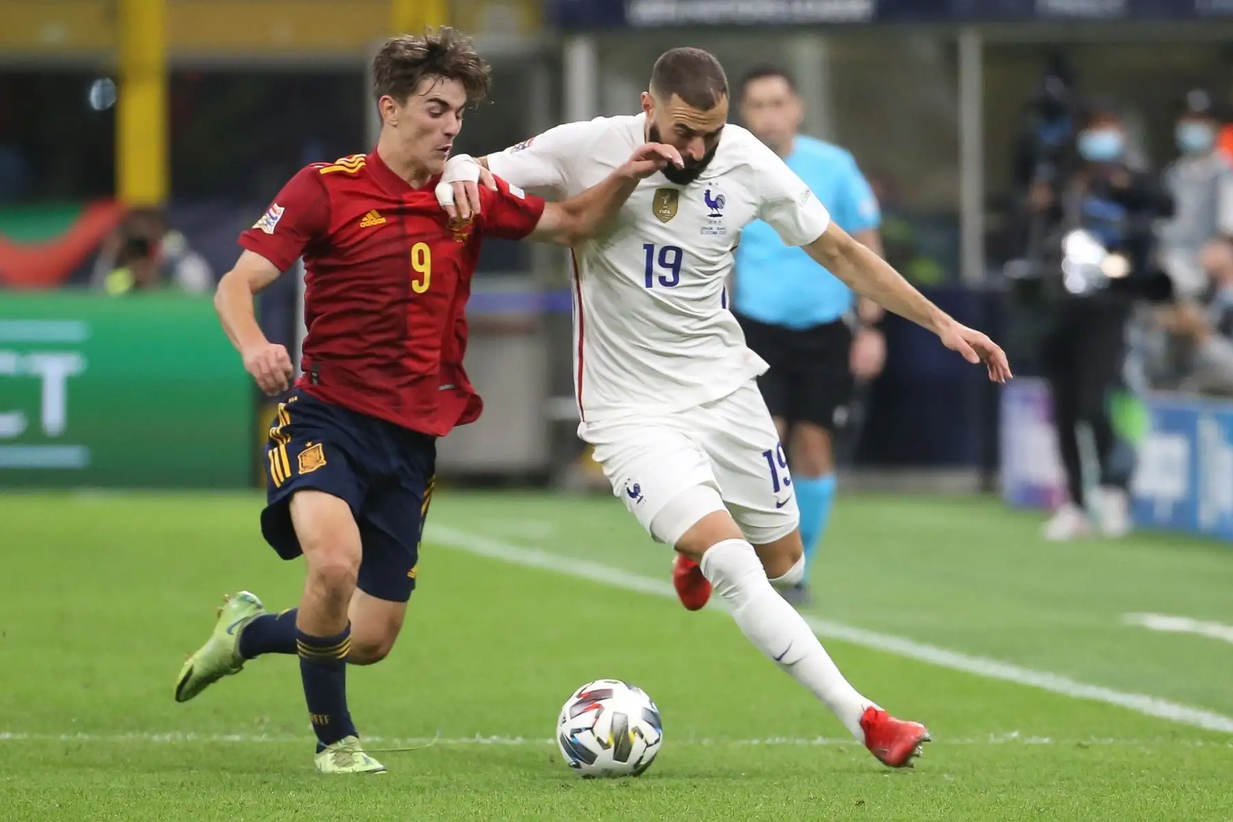 El español Gavi en acción contra el francés Karim Benzema durante la final de la UEFA Nations League. Foto: EFE