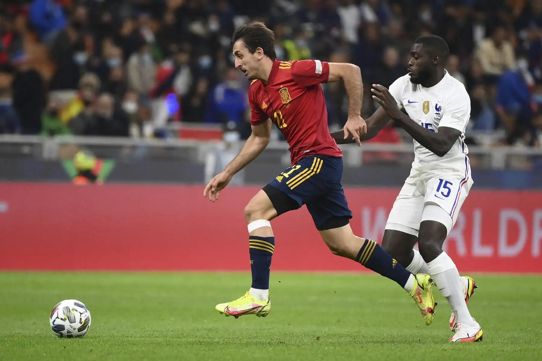El delantero español Mikel Oyarzabal compite con el mediocampista francés Dayot Upamecano durante la final de la Liga de las Naciones. Foto: AFP