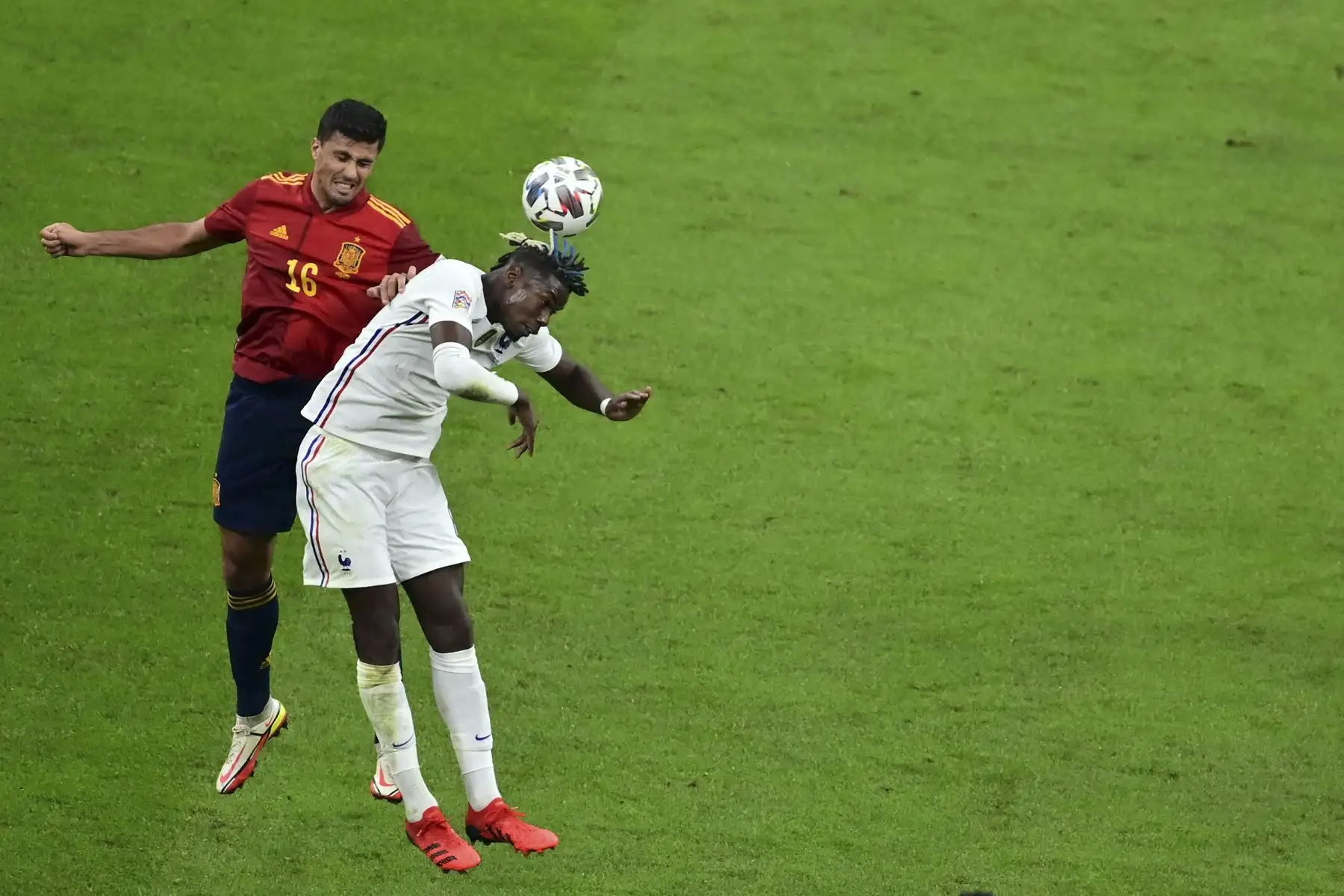El centrocampista español Rodri compite con el mediocampista francés Paul Pogba durante la final de la Liga de las Naciones, en Milán, Italia. Foto: AFP