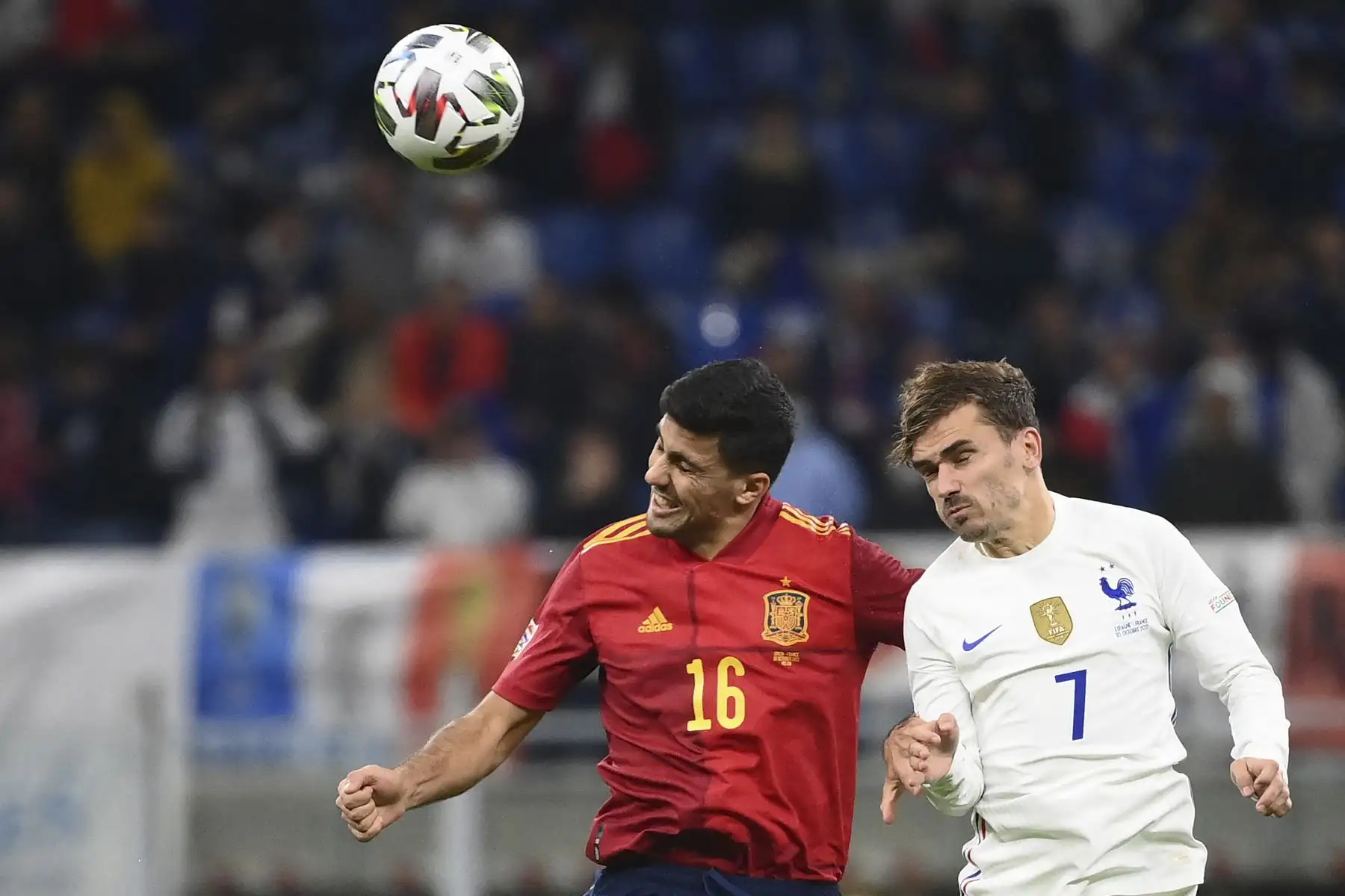 El centrocampista español Rodri compite con el delantero francés Antoine Griezmann durante la final de la Liga de las Naciones, en Milán, Italia. Foto: AFP