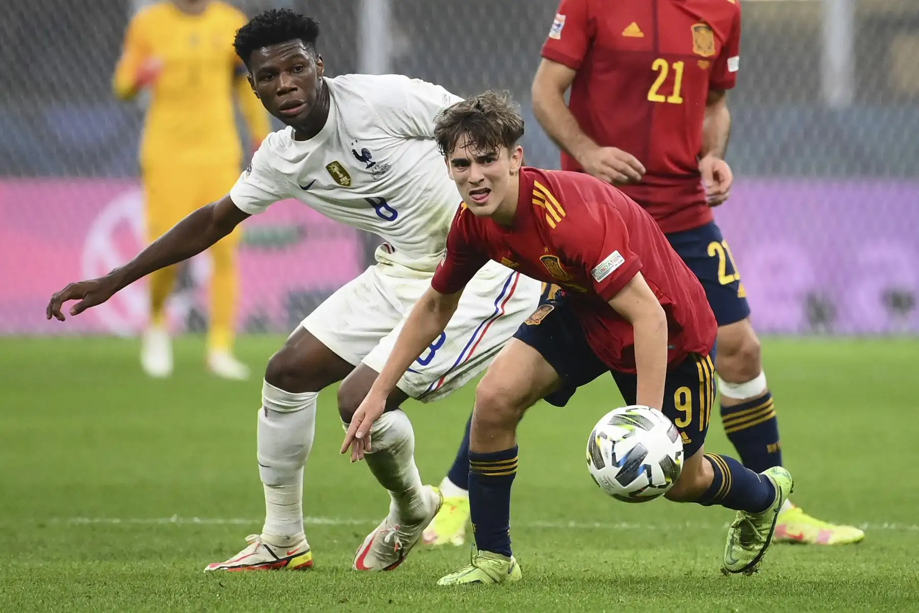 El mediocampista francés Aurélien Tchouaméni compite con el mediocampista español Gavi durante la final de la Liga de las Naciones, en Milán, Italia. Foto: AFP