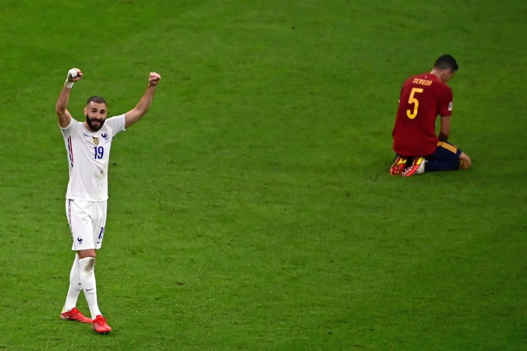 El francés Karim Benzema celebra tras derrotar a España en la final de la Liga de Naciones de la UEFA. Foto: EFE