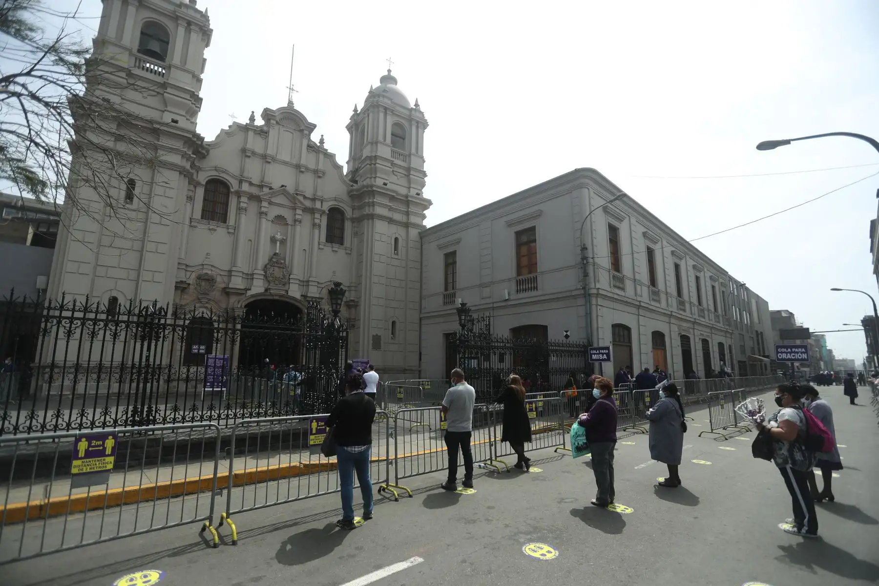 Fieles asisten a la iglesia Las Nazarenas para venerar a la sagrada imagen del Señor de los Milagros. Foto: ANDINA/Carla Patiño Ramírez