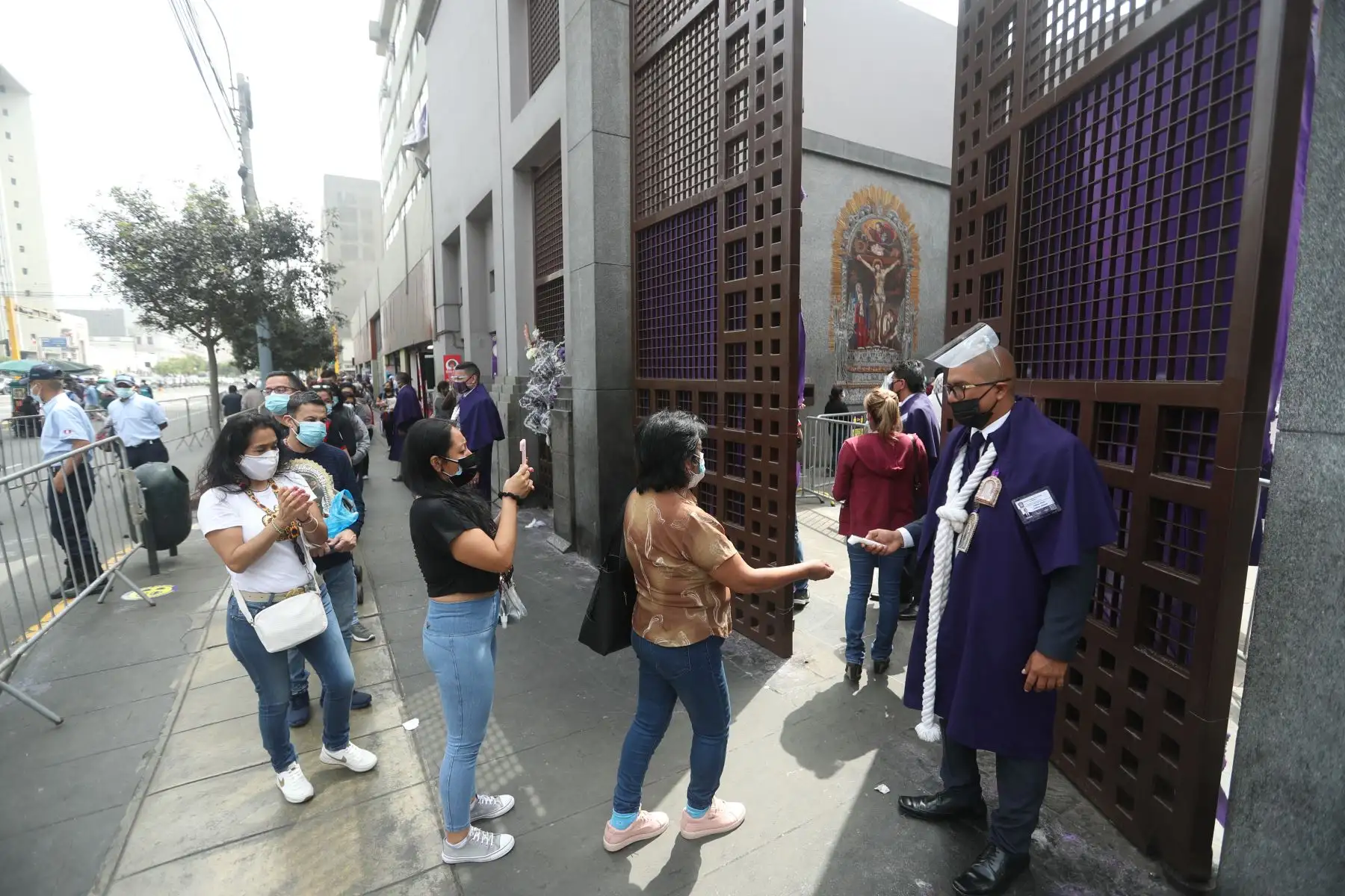 Fieles asisten a la iglesia Las Nazarenas para venerar a la sagrada imagen del Señor de los Milagros. Foto: ANDINA/Carla Patiño Ramírez