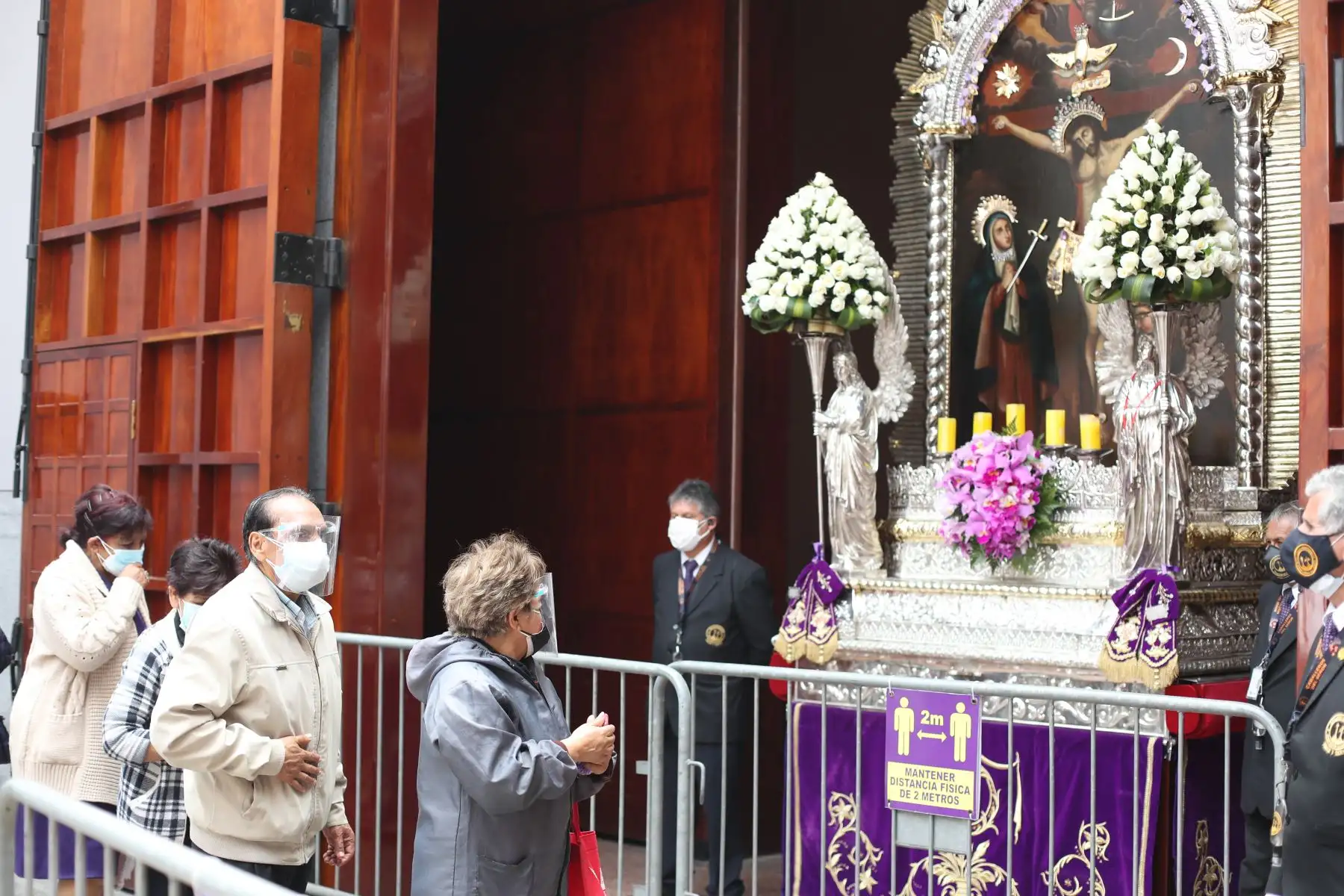 Fieles asisten a la iglesia Las Nazarenas para venerar a la sagrada imagen del Señor de los Milagros. Foto: ANDINA/Carla Patiño Ramírez