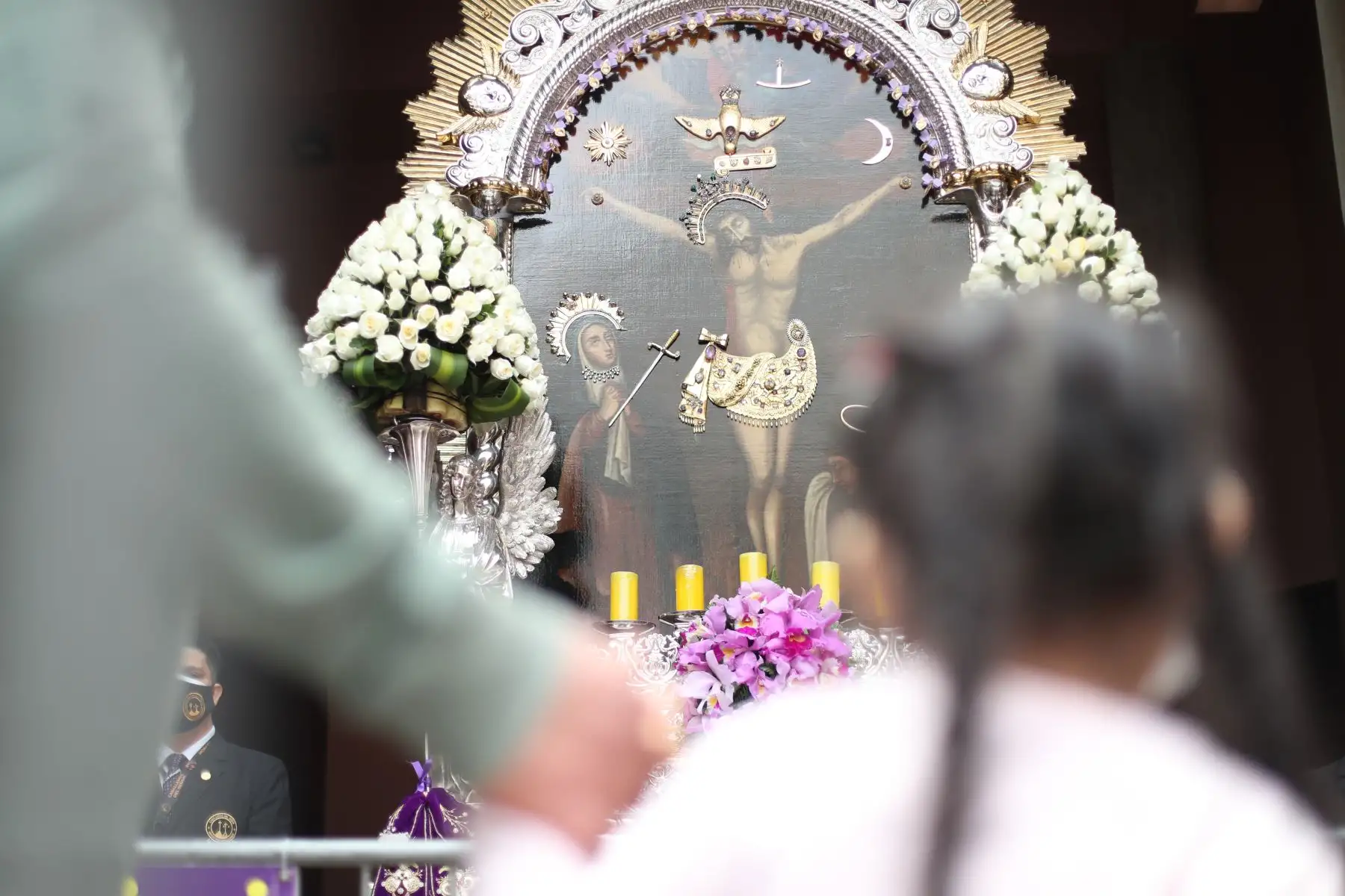 Fieles asisten a la iglesia Las Nazarenas para venerar a la sagrada imagen del Señor de los Milagros. Foto: ANDINA/Carla Patiño Ramírez