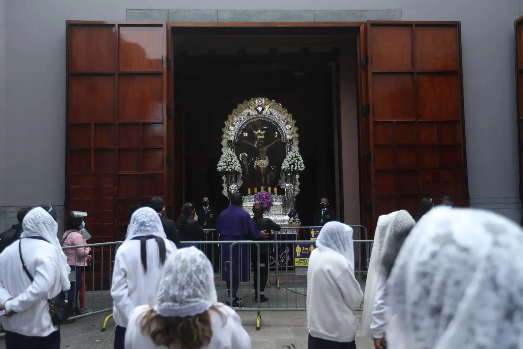 Fieles asisten a la iglesia Las Nazarenas para venerar a la sagrada imagen del Señor de los Milagros. Foto: ANDINA/Carla Patiño Ramírez