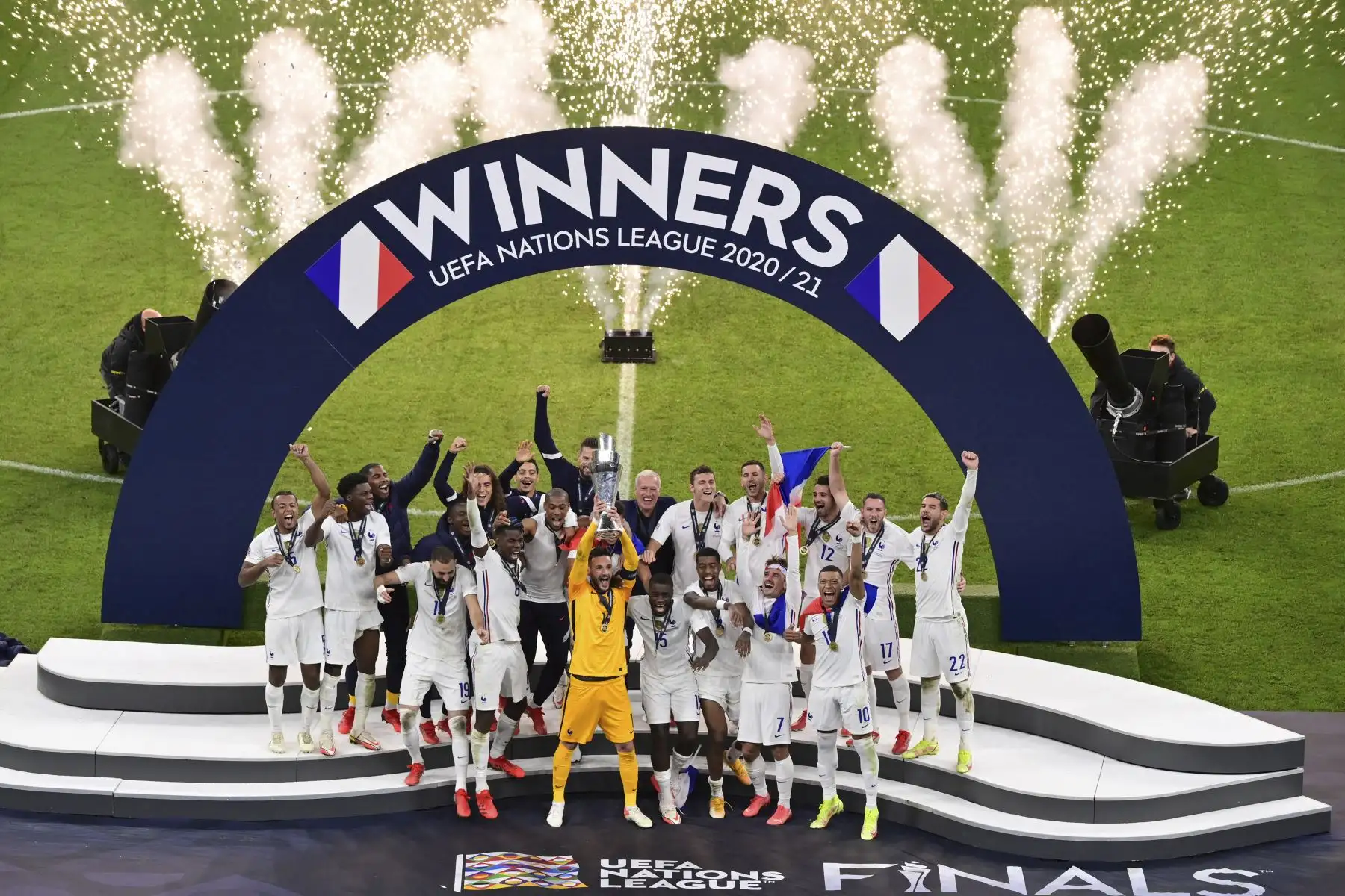 Los jugadores franceses celebran con el trofeo tras vencer 2-1 a España en la final de la Liga de Naciones entre España, en Milán, Italia. Foto: AFP