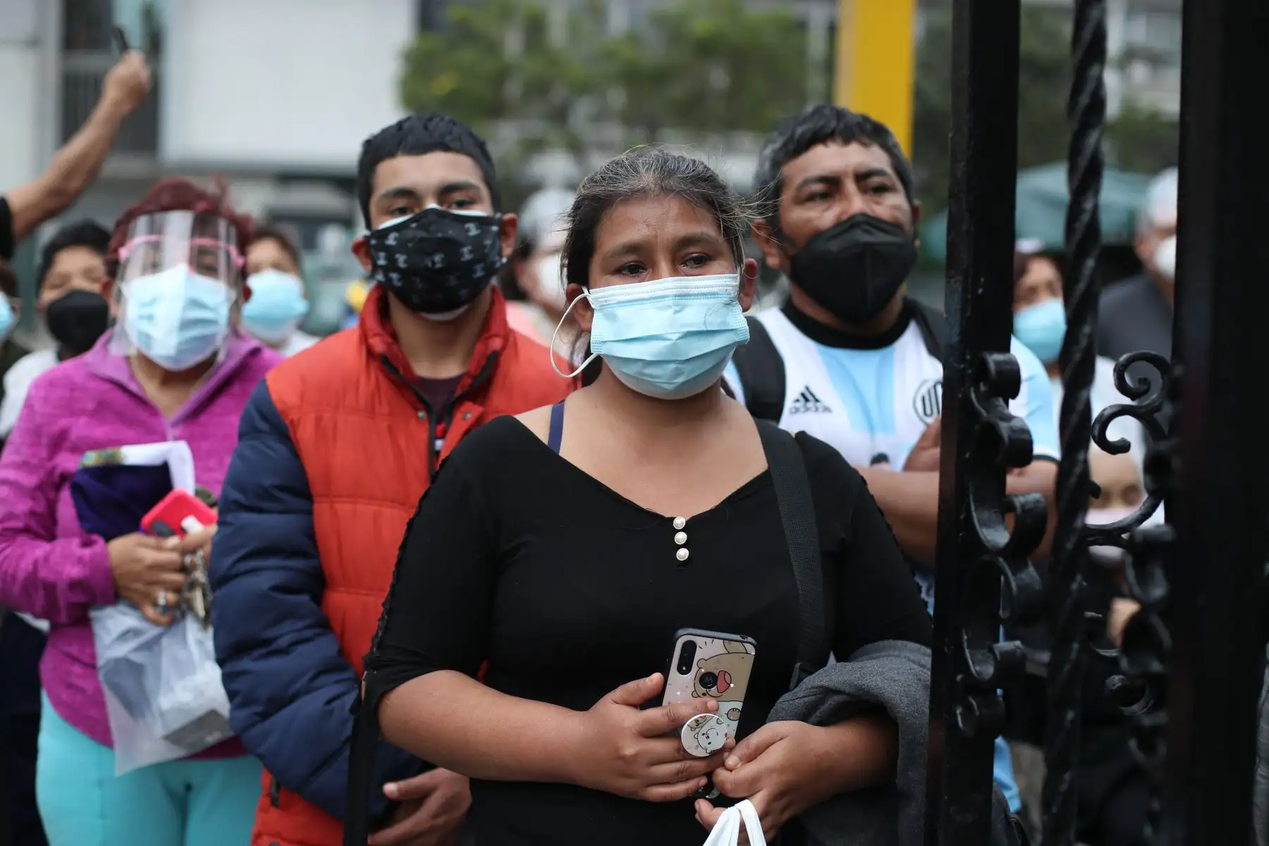 Fieles asisten a la iglesia Las Nazarenas para venerar a la sagrada imagen del Señor de los Milagros. Foto: ANDINA/Carla Patiño Ramírez