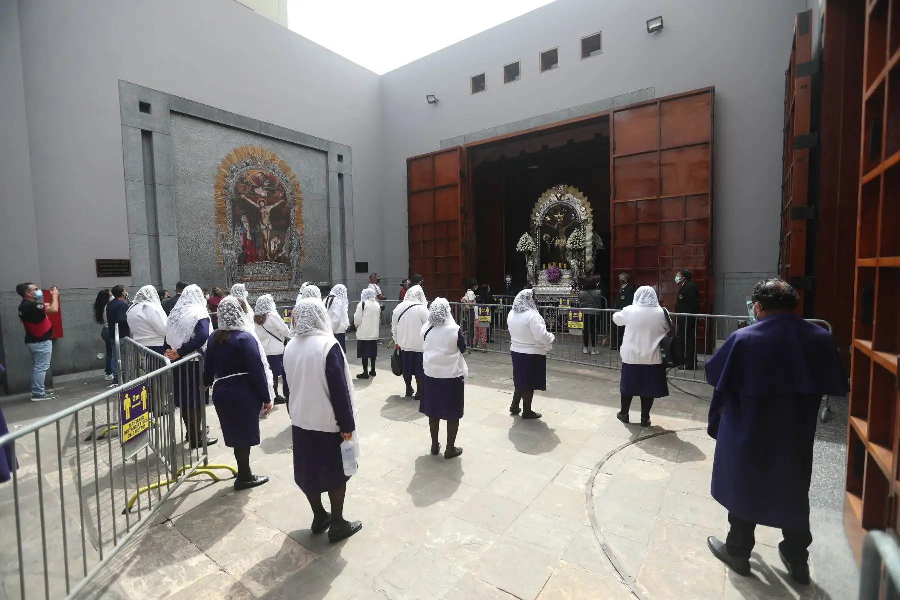 Fieles asisten a la iglesia Las Nazarenas para venerar a la sagrada imagen del Señor de los Milagros. Foto: ANDINA/Carla Patiño Ramírez