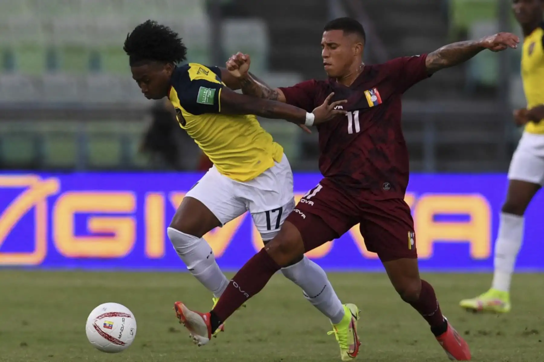El ecuatoriano Angelo Preciado (izq.) Y el venezolano Darwin Machis disputan el balón durante el partido de fútbol sudamericano clasificatorio para la Copa Mundial de la FIFA Qatar 2022 en el estadio olímpico de Caracas, el 10 de octubre de 2021. Foto: AFP