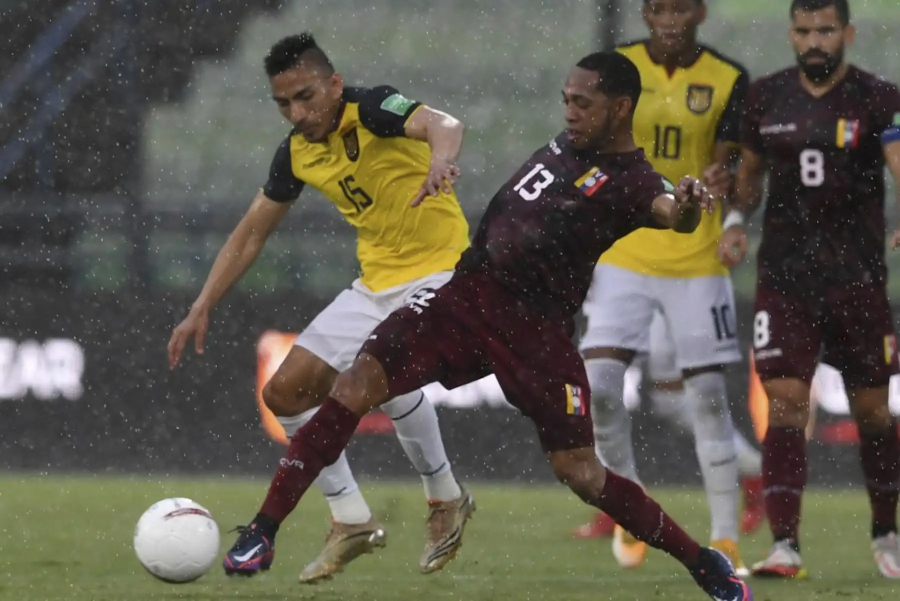 El ecuatoriano Ángel Mena (izq.) Y el venezolano José Martínez compiten por el balón durante el partido de fútbol sudamericano de clasificación para la Copa Mundial de la FIFA Qatar 2022 en el estadio olímpico de Caracas, el 10 de octubre de 2021. Foto: AFP