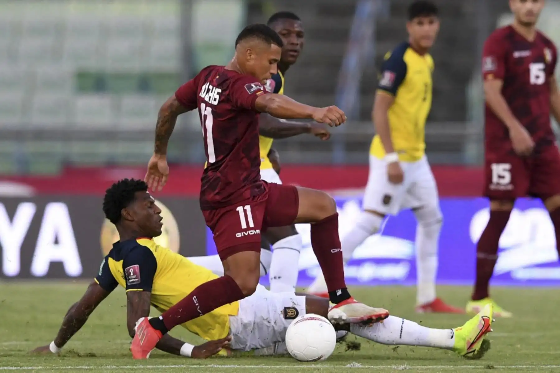 El ecuatoriano Gonzalo Plata (atrás) y el venezolano Darwin Machis disputan el balón durante el partido de fútbol sudamericano de clasificación para la Copa Mundial de la FIFA Qatar 2022 en el estadio Olímpico de Caracas, el 10 de octubre de 2021. Foto: AFP