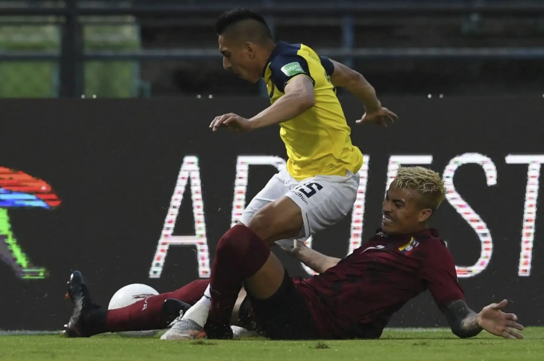 El ecuatoriano Ángel Mena (arriba) y el venezolano Adalberto Peñaranda disputan el balón durante el partido de fútbol sudamericano de clasificación para la Copa Mundial de la FIFA Catar 2022 en el estadio Olímpico de Caracas, el 10 de octubre de 2021. Foto: AFP