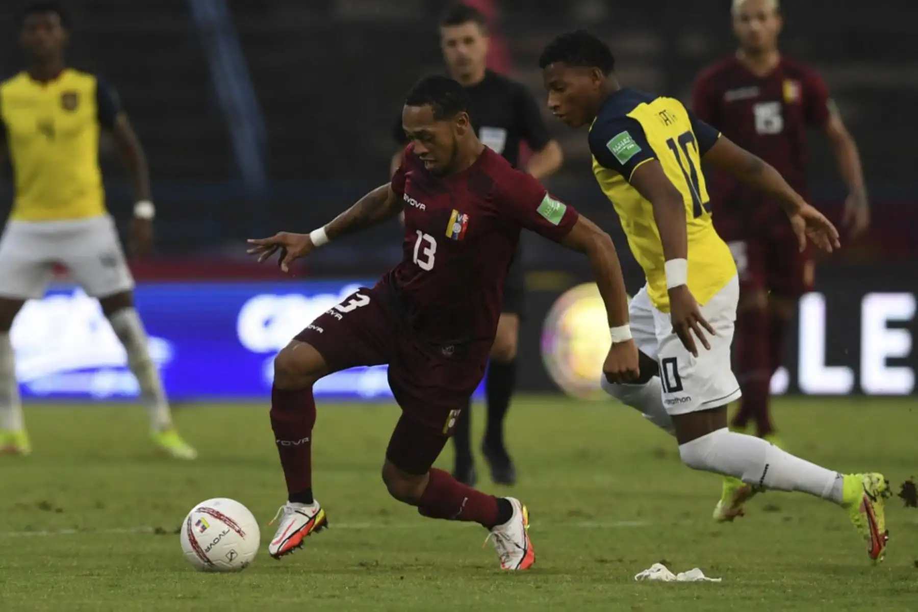 El venezolano José Martínez (izq.) Y el ecuatoriano Gonzalo Plata disputan el balón durante el partido de fútbol sudamericano de clasificación para la Copa Mundial de la FIFA Qatar 2022 en el estadio olímpico de Caracas, el 10 de octubre de 2021. Foto: AFP