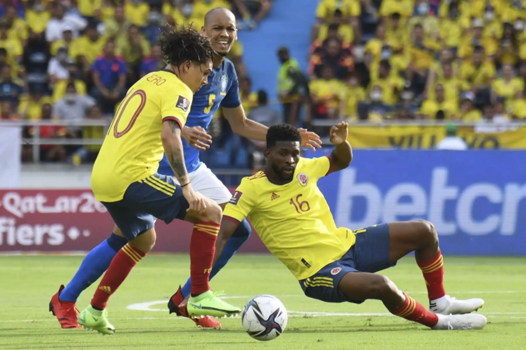 El colombiano Juan Fernando Quintero (L) y el brasileño Fabinho (C) compiten por el balón durante su partido de fútbol de clasificación sudamericano para la Copa Mundial de la FIFA Qatar 2022 en el estadio Metropolitano de Barranquilla, Colombia, el 10 de octubre de 2021. Foto: AFP