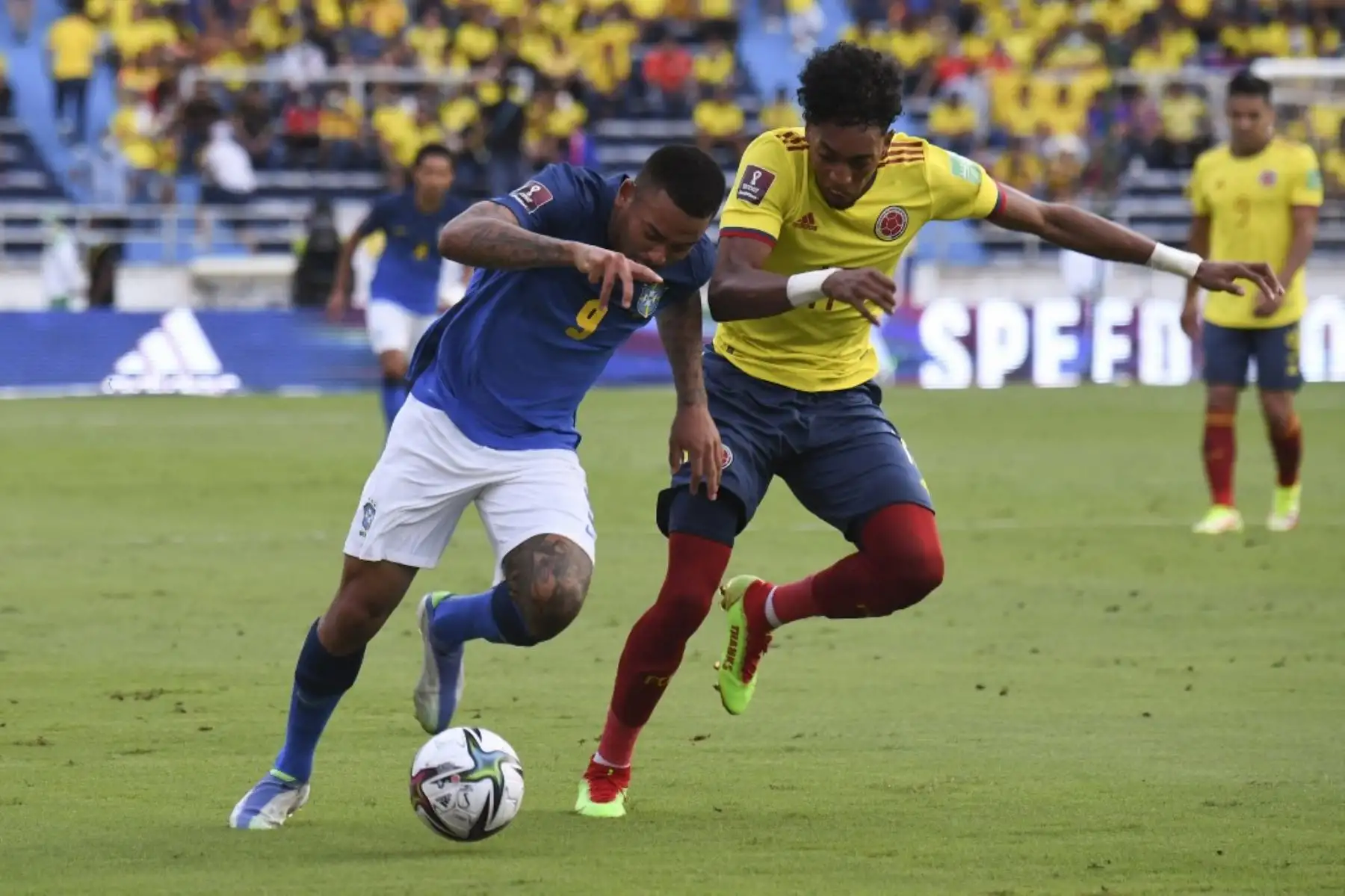 El brasileño Gabriel Jesús (izq.) Y el colombiano Johan Mojica (der.) Compiten por el balón durante su partido de fútbol de clasificación sudamericano para la Copa Mundial de la FIFA Qatar 2022 en el estadio Metropolitano de Barranquilla, Colombia, el 10 de octubre de 2021. Foto: AFP