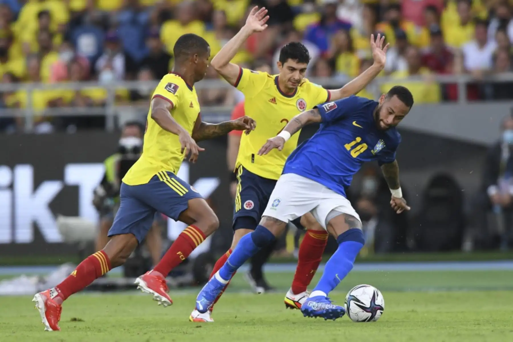 El brasileño Neymar (R) y el colombiano Stefan Medina (C) compiten por el balón durante su partido de fútbol de clasificación sudamericano para la Copa Mundial de la FIFA Qatar 2022 en el estadio Metropolitano de Barranquilla, Colombia, el 10 de octubre de 2021. Foto: AFP