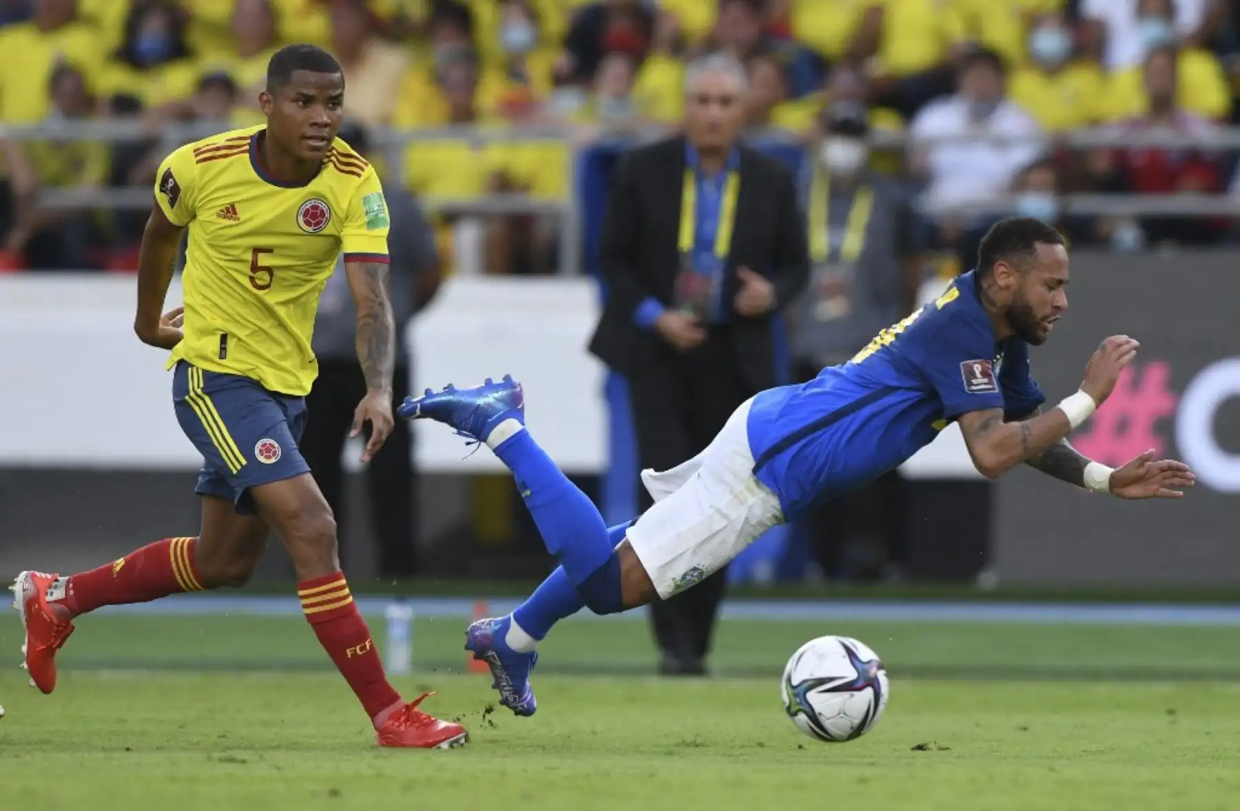 El colombiano Wilmar Barrios (izq.) Y el brasileño Neymar (der.) Compiten por el balón durante su partido de fútbol de clasificación sudamericano para la Copa Mundial de la FIFA Qatar 2022 en el estadio Metropolitano de Barranquilla, Colombia, el 10 de octubre de 2021. Foto: AFP
