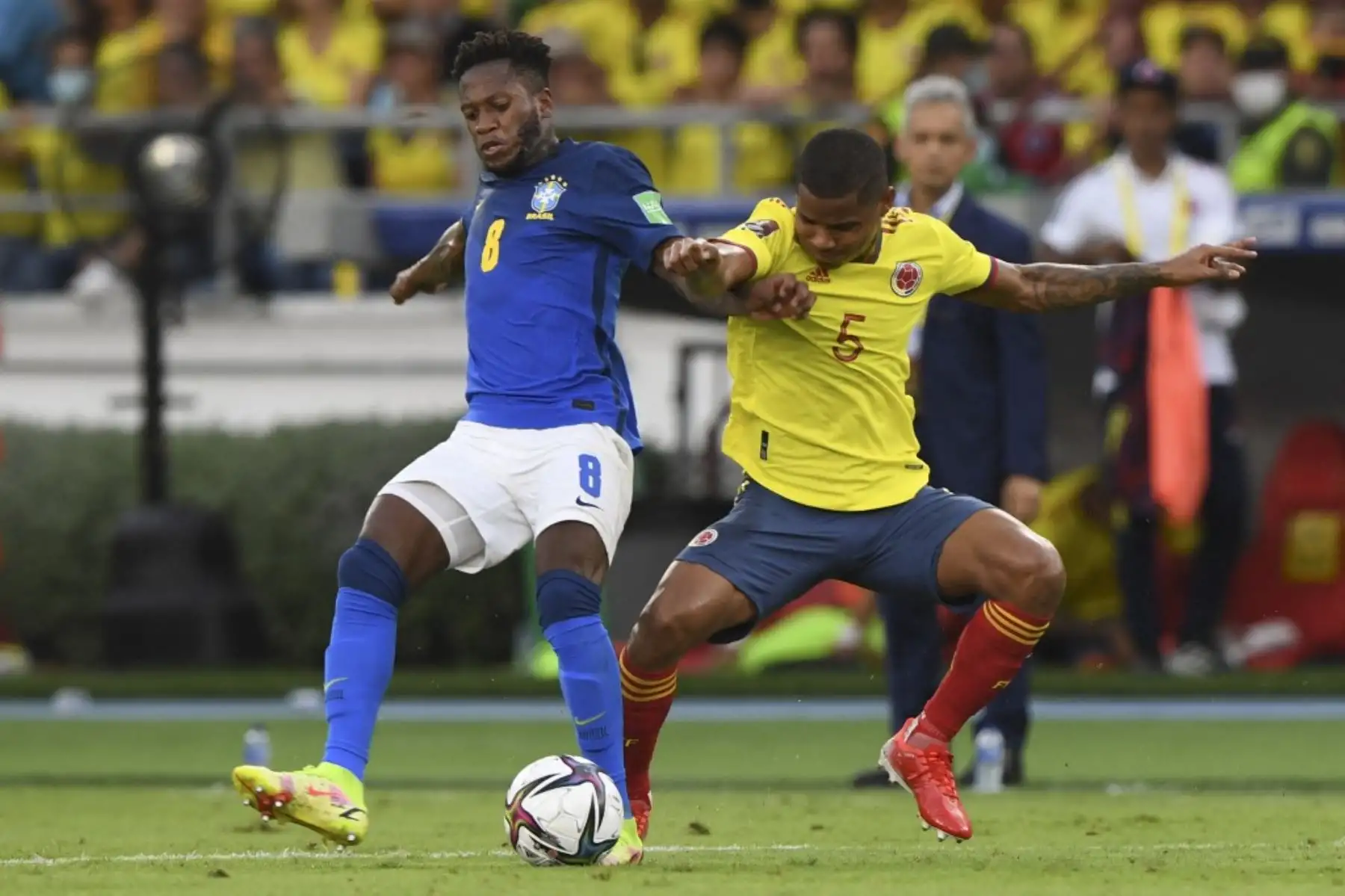Fred (L) de Brasil y Wilmar Barrios (R) de Colombia compiten por el balón durante su partido de fútbol de clasificación sudamericano para la Copa Mundial de la FIFA Qatar 2022 en el estadio Metropolitano de Barranquilla, Colombia, el 10 de octubre de 2021. Foto: AFP