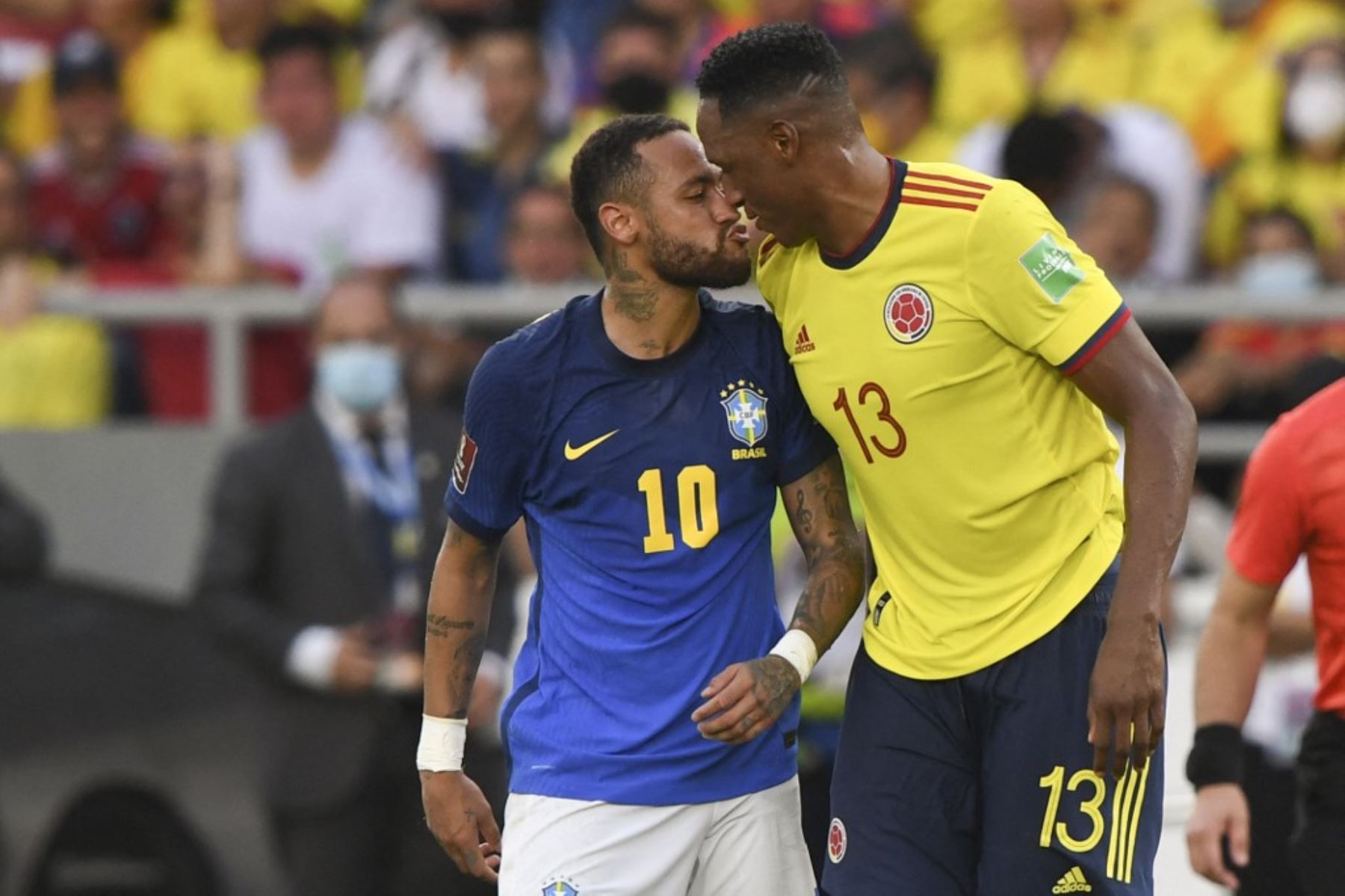 El brasileño Neymar  y el colombiano Yerry Mina son vistos durante su partido de fútbol de clasificación sudamericano para la Copa Mundial de la FIFA Qatar 2022 en el estadio Metropolitano de Barranquilla, Colombia, el 10 de octubre de 2021. Foto: AFP