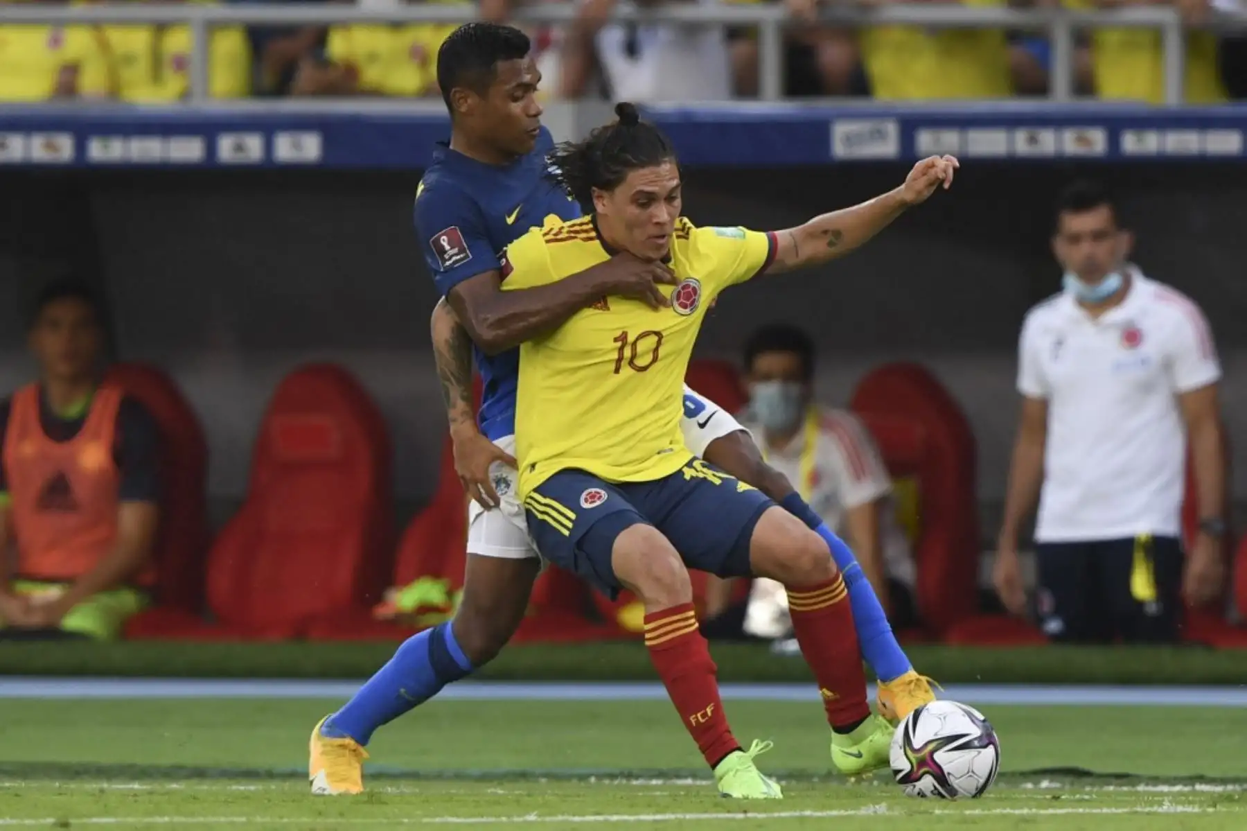 El brasileño Alex Sandro (izq.) Y el colombiano Juan Fernando Quintero (der.) Compiten por el balón durante su partido de fútbol de clasificación sudamericano para la Copa Mundial de la FIFA Qatar 2022 en el estadio Metropolitano de Barranquilla, Colombia, el 10 de octubre de 2021. Foto: AFP