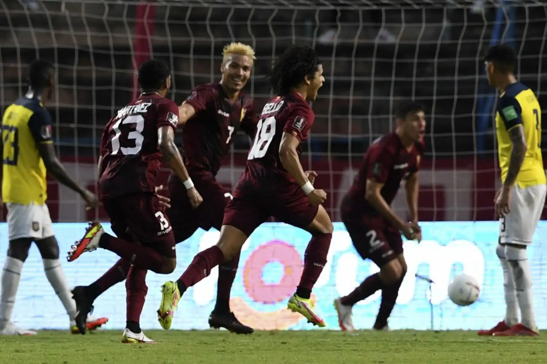 El venezolano Eduard Bello (C) celebra tras anotar contra Ecuador durante el partido de fútbol de clasificación sudamericano para la Copa Mundial de la FIFA Qatar 2022 en el estadio Olímpico de Caracas, el 10 de octubre de 2021. Foto: AFP