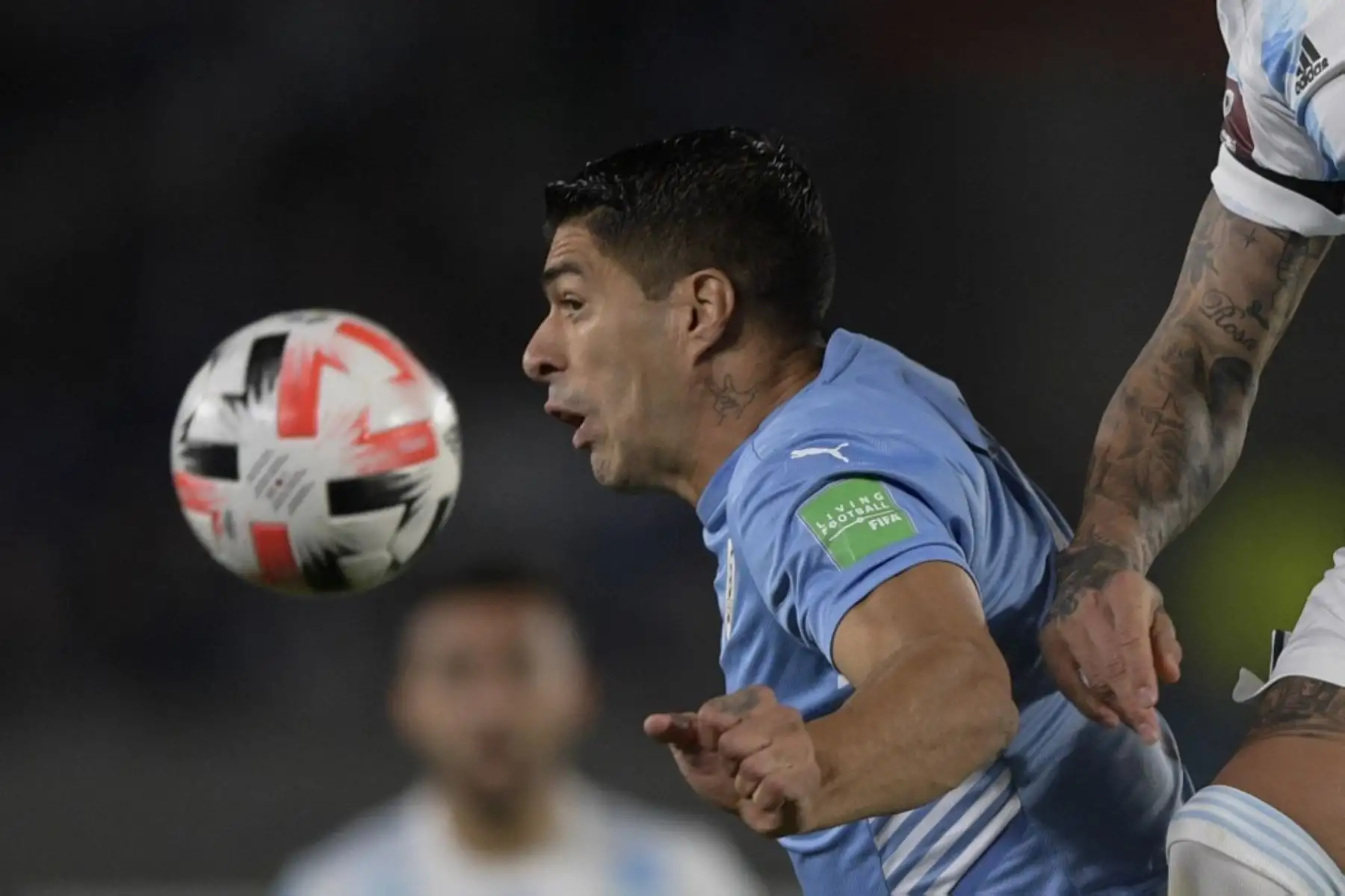 El uruguayo Luis Suárez cabecea el balón durante el partido clasificatorio sudamericano contra Argentina para la Copa Mundial de la FIFA Qatar 2022, en el estadio Monumental de Buenos Aires, el 10 de octubre de 2021. Foto: AFP