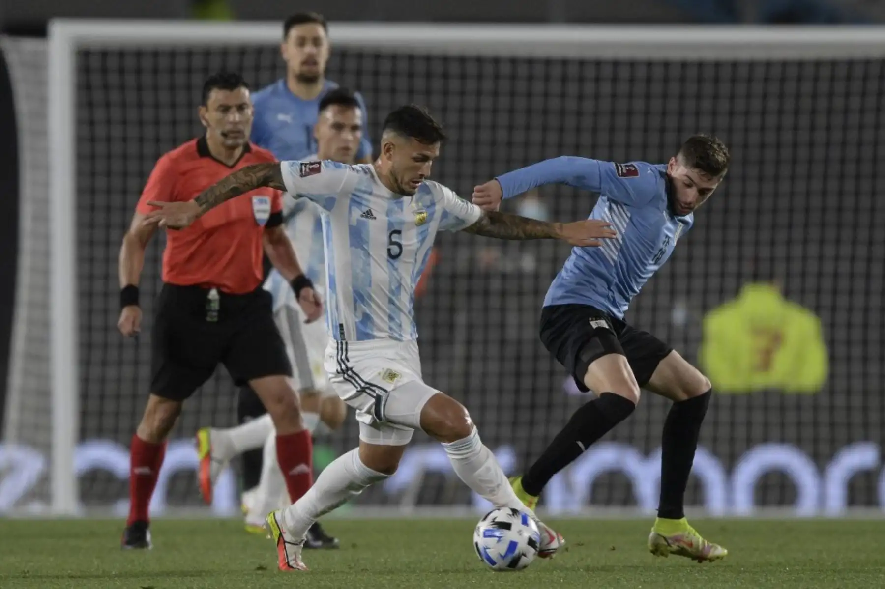 El argentino Leandro Paredes (izq.) Y el uruguayo Federico Valverde disputan el balón durante el partido clasificatorio sudamericano para la Copa Mundial de la FIFA Qatar 2022 en el estadio Monumental de Buenos Aires, el 10 de octubre de 2021. Foto: AFP