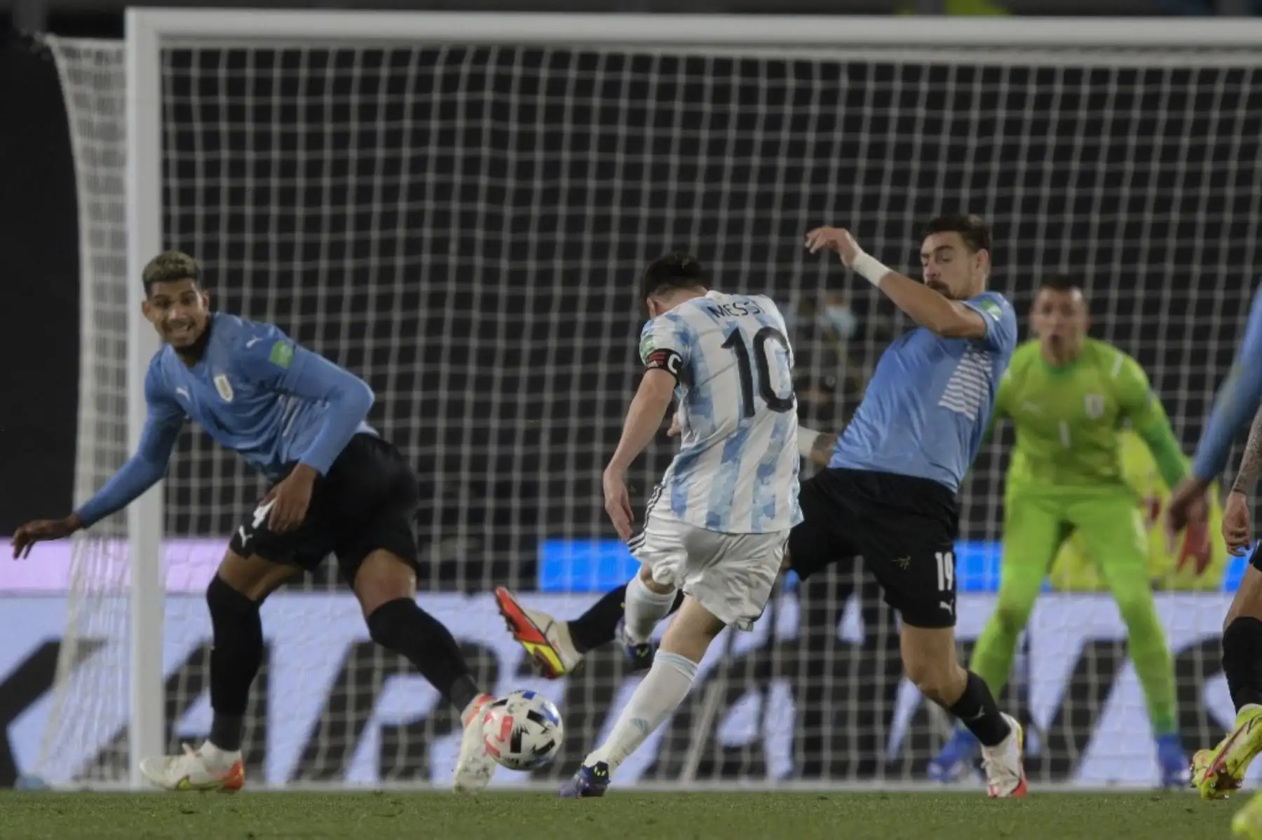 El argentino Lionel Messi (C) y el uruguayo Sebastian Coates disputan el balón durante el partido de fútbol sudamericano de clasificación para la Copa Mundial de la FIFA Qatar 2022 en el estadio Monumental de Buenos Aires, el 10 de octubre de 2021. Foto: AFP