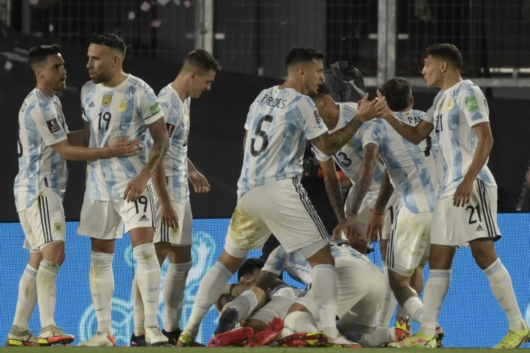 Los jugadores de Argentina celebran tras anotar contra Uruguay durante el partido de fútbol de clasificación sudamericano para la Copa Mundial de la FIFA Qatar 2022 en el estadio Monumental de Buenos Aires, el 10 de octubre de 2021. Foto: AFP