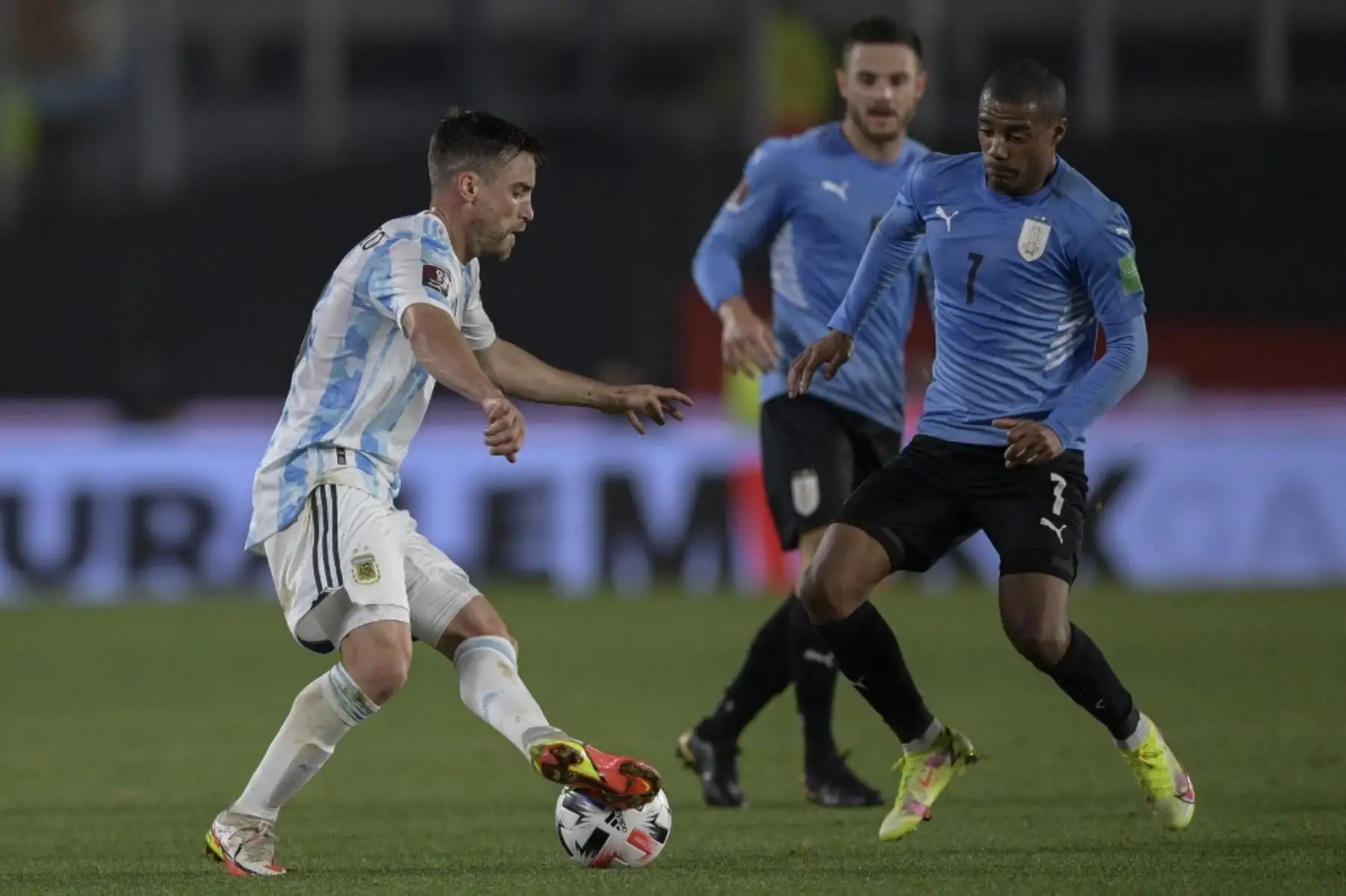 El argentino Nicolás Tagliafico (izq.) Y el uruguayo Nicolás de la Cruz se disputan el balón durante el partido de fútbol sudamericano de clasificación para la Copa Mundial de la FIFA Qatar 2022 en el estadio Monumental de Buenos Aires, el 10 de octubre de 2021. Foto: AFP