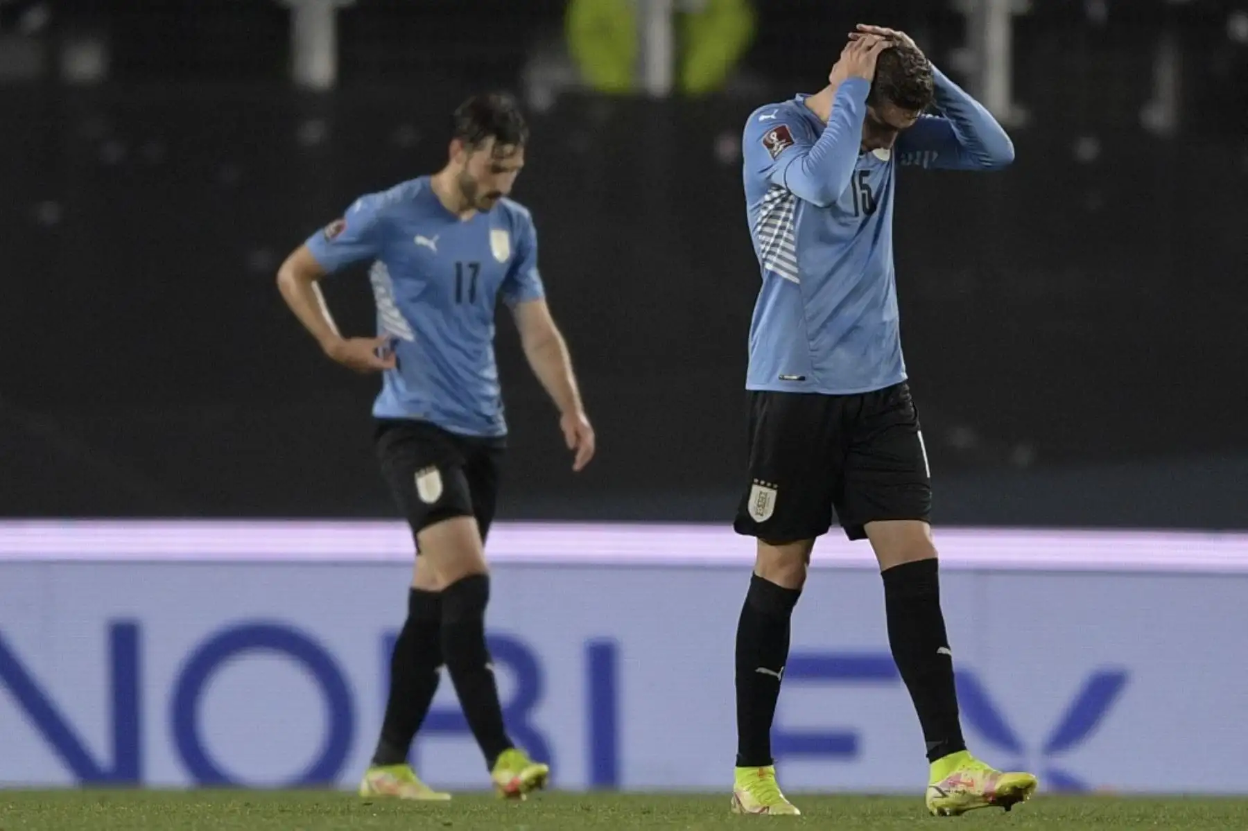 El uruguayo Matías Viña (izq.) Y el uruguayo Federico Valverde reaccionan durante el partido clasificatorio sudamericano contra Argentina para la Copa Mundial de la FIFA Qatar 2022 en el estadio Monumental de Buenos Aires, el 10 de octubre de 2021. Foto: AFP