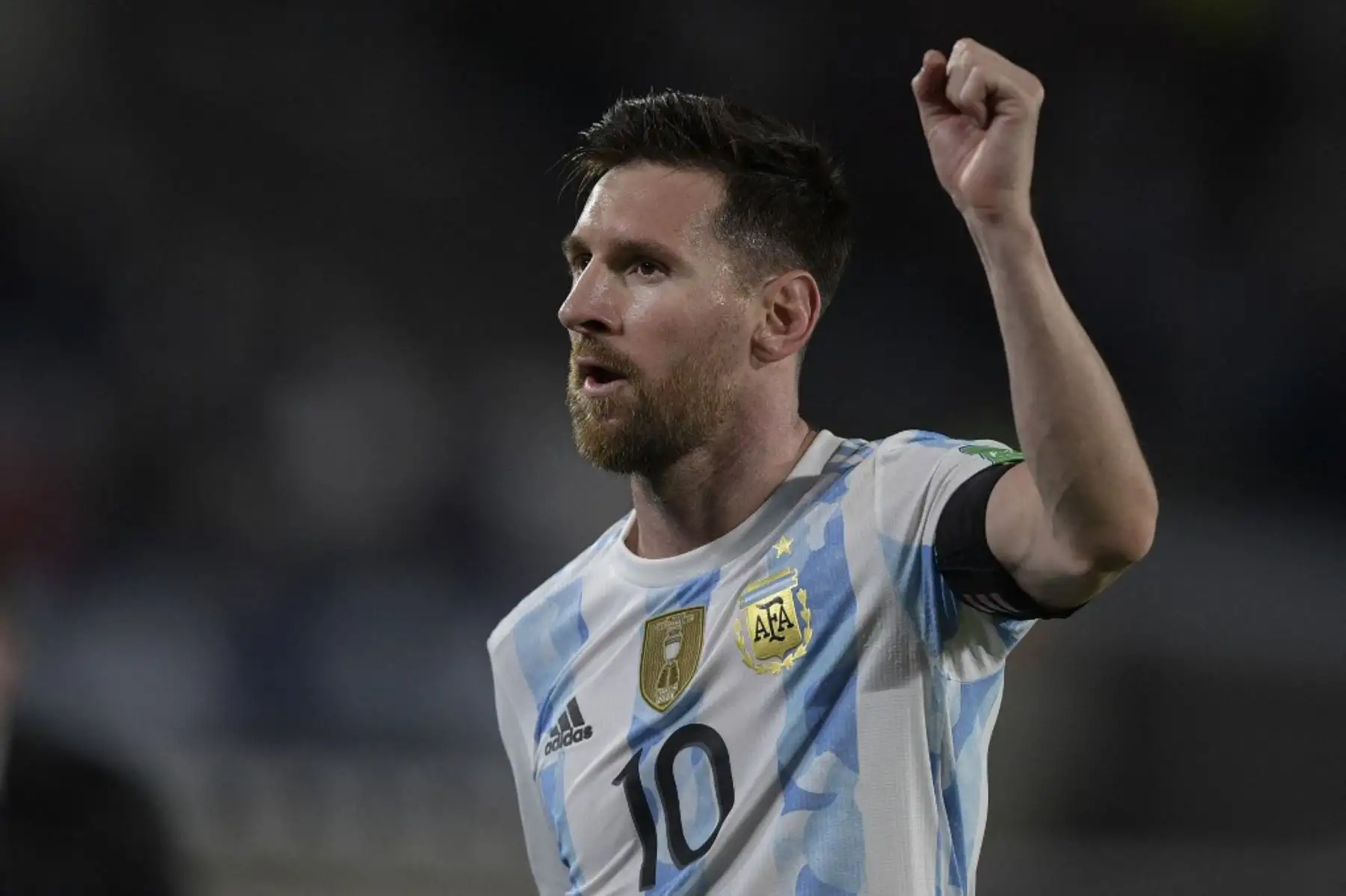 El argentino Lionel Messi hace un gesto al salir del campo en el descanso del partido de fútbol de clasificación sudamericano contra Uruguay para la Copa Mundial de la FIFA Qatar 2022 en el estadio Monumental de Buenos Aires, el 10 de octubre de 2021. Foto: AFP
