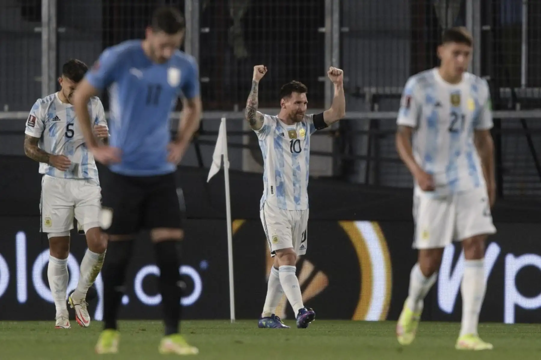 El argentino Lionel Messi celebra tras anotar contra Uruguay durante el partido de fútbol sudamericano clasificatorio para la Copa Mundial de la FIFA Qatar 2022 en el estadio Monumental de Buenos Aires, el 10 de octubre de 2021. Foto: AFP
