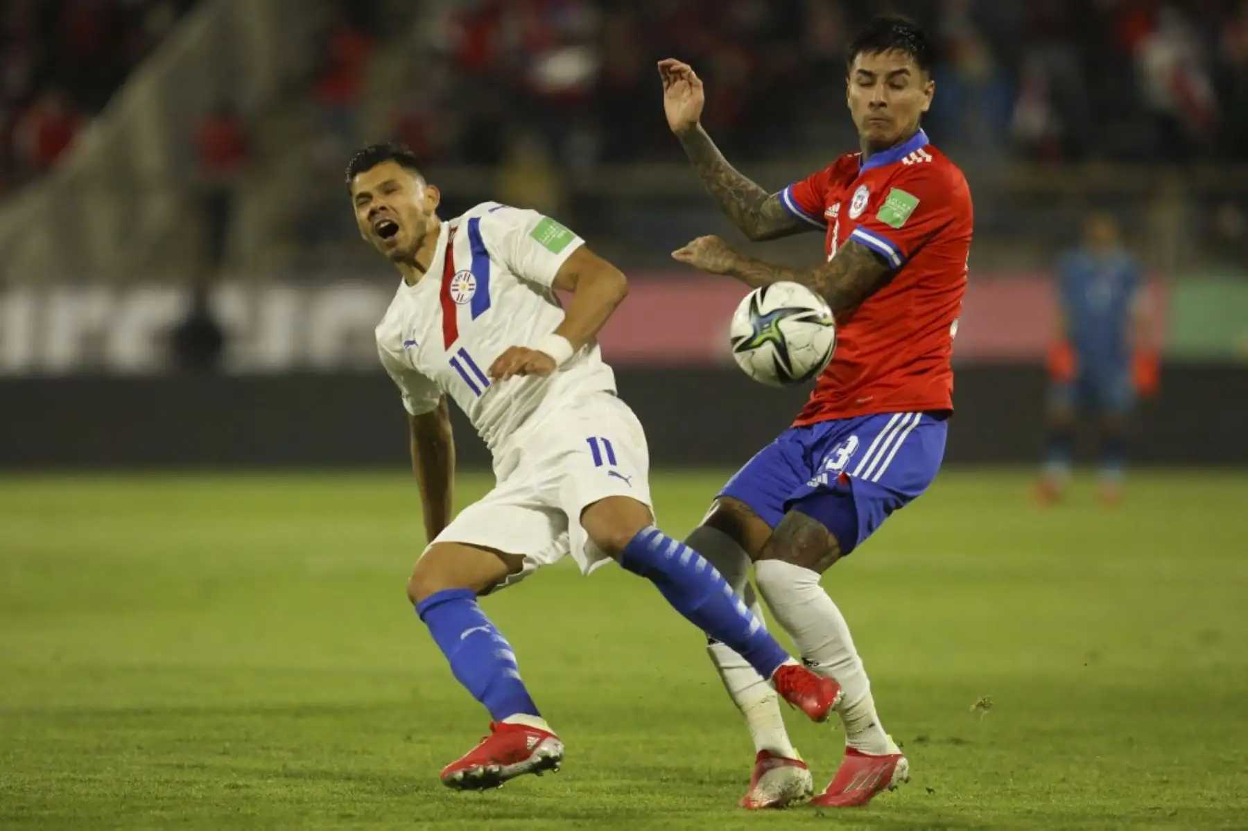 Ángel Romero (izq.) De Paraguay y Erick Pulgar (der.) De Chile compiten por el balón durante el partido de fútbol de clasificación sudamericano para la Copa Mundial de la FIFA Qatar 2022 en el estadio San Carlos de Apoquindo en Santiago, el 10 de octubre de 2021. Foto: AFP