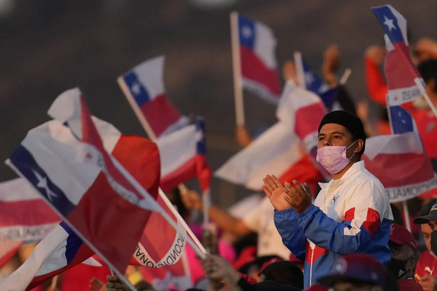 Los aficionados chilenos se ven en las gradas antes del inicio del partido de fútbol de clasificación sudamericano entre Chile y Paraguay para la Copa Mundial de la FIFA Qatar 2022 en el estadio San Carlos de Apoquindo de Santiago, el 10 de octubre de 2021. Foto: AFP