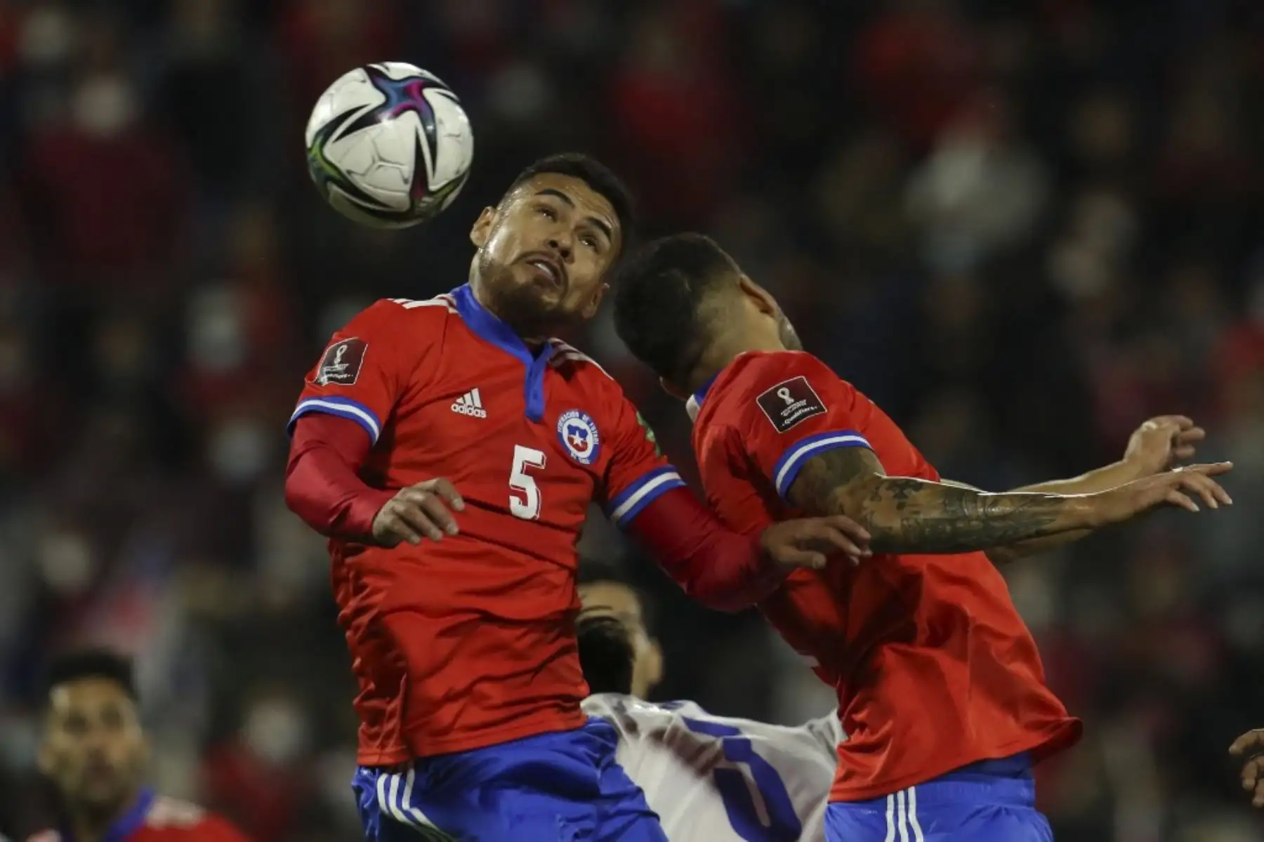 El chileno Paulo Díaz (R) cabecea el balón durante el partido de fútbol de clasificación sudamericano entre Chile y Paraguay para la Copa Mundial de la FIFA Qatar 2022 en el estadio San Carlos de Apoquindo en Santiago, el 10 de octubre de 2021. Foto: AFP