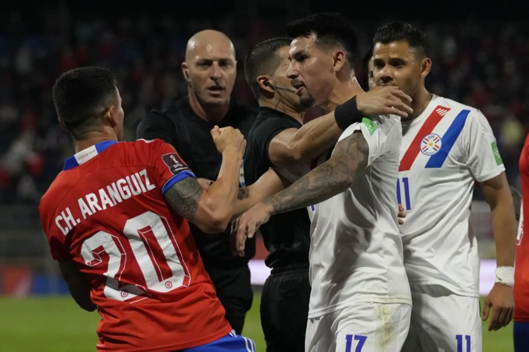 El chileno Charles Aránguiz (izq.) Y el paraguayo Hernán Pérez (der.) Discuten durante el partido clasificatorio sudamericano para la Copa Mundial de la FIFA Qatar 2022 en el estadio San Carlos de Apoquindo de Santiago, el 10 de octubre de 2021. Foto: AFP