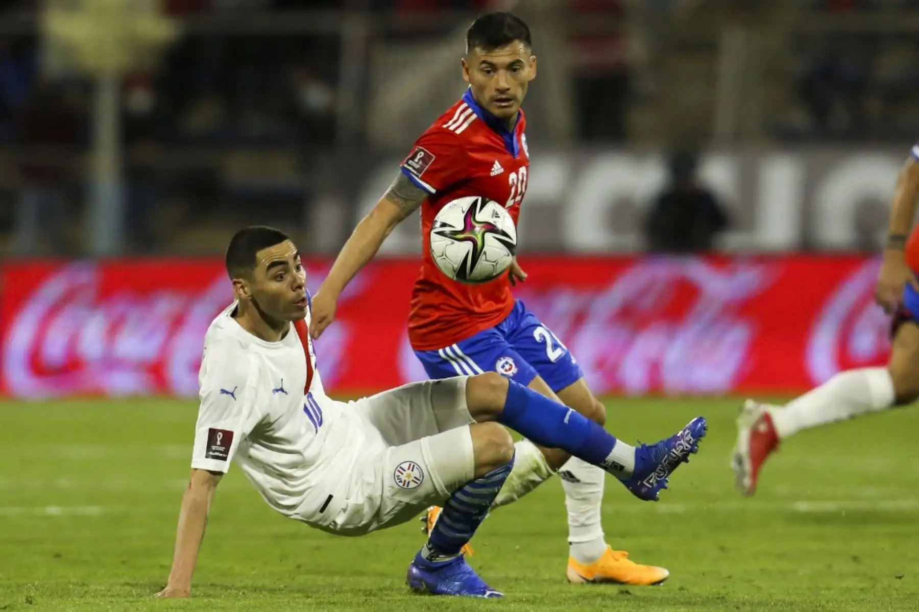 El paraguayo Miguel Almirón (izq.) Y el chileno Charles Aranguiz (der.) Compiten por el balón durante el partido de fútbol de clasificación sudamericano para la Copa Mundial de la FIFA Qatar 2022 en el estadio San Carlos de Apoquindo en Santiago, el 10 de octubre de 2021. Foto: AFP