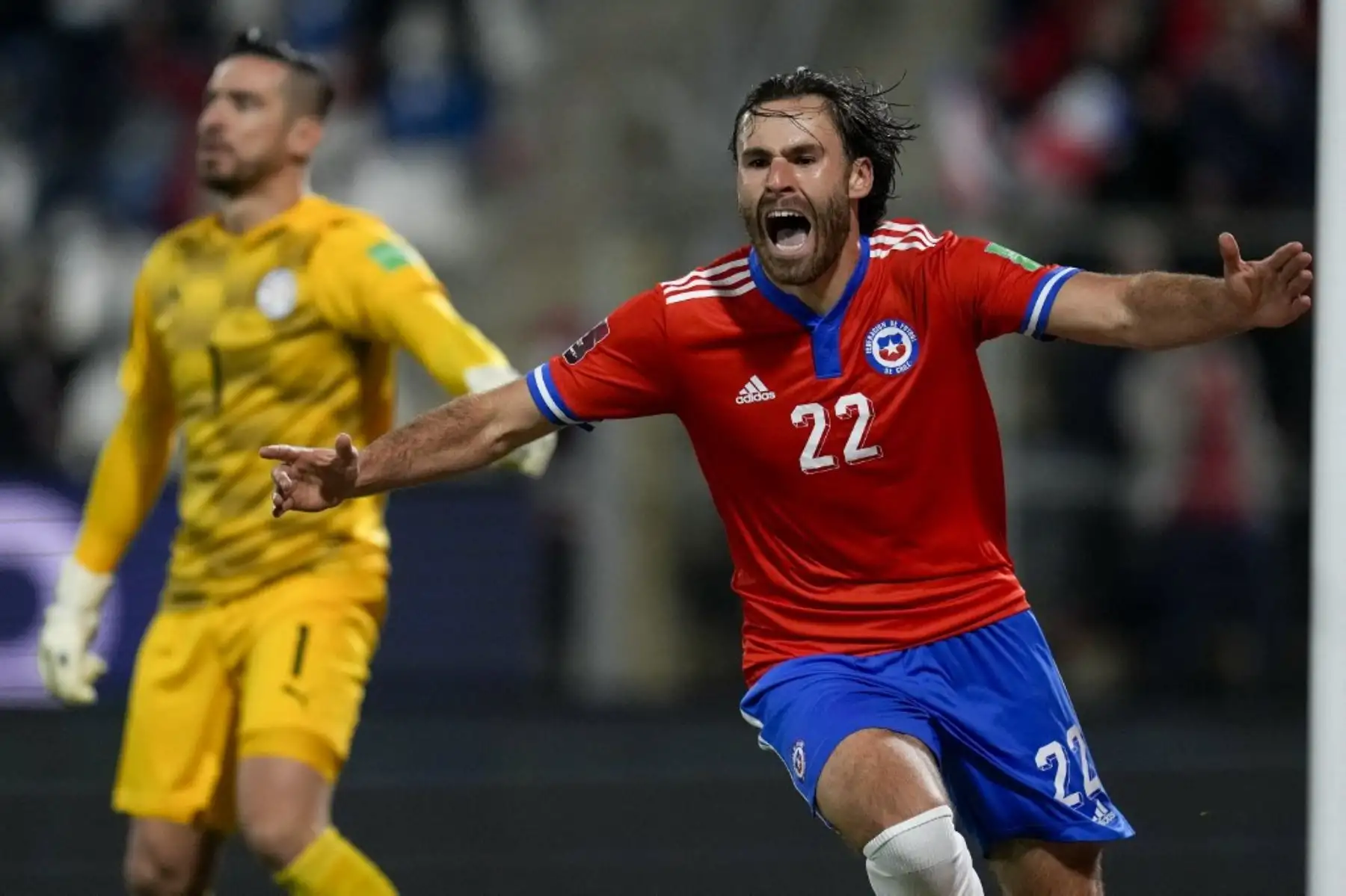 Ben Brereton de Chile festeja tras anotar ante Paraguay durante el partido de fútbol de clasificación sudamericano para la Copa Mundial de la FIFA Qatar 2022 en el estadio San Carlos de Apoquindo de Santiago, el 10 de octubre de 2021. Foto: AFP