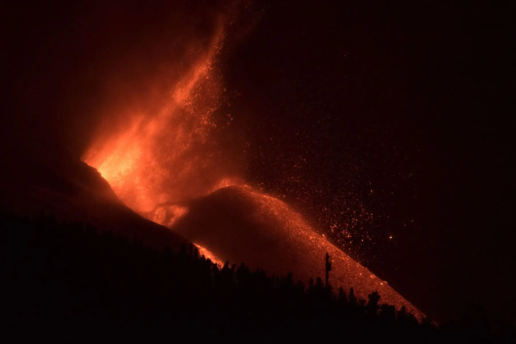 El volcán Cumbre Vieja, fotografiado de noche desde El Paso, arroja lava, ceniza y humo, en la isla canaria de La Palma.
Foto: AFP